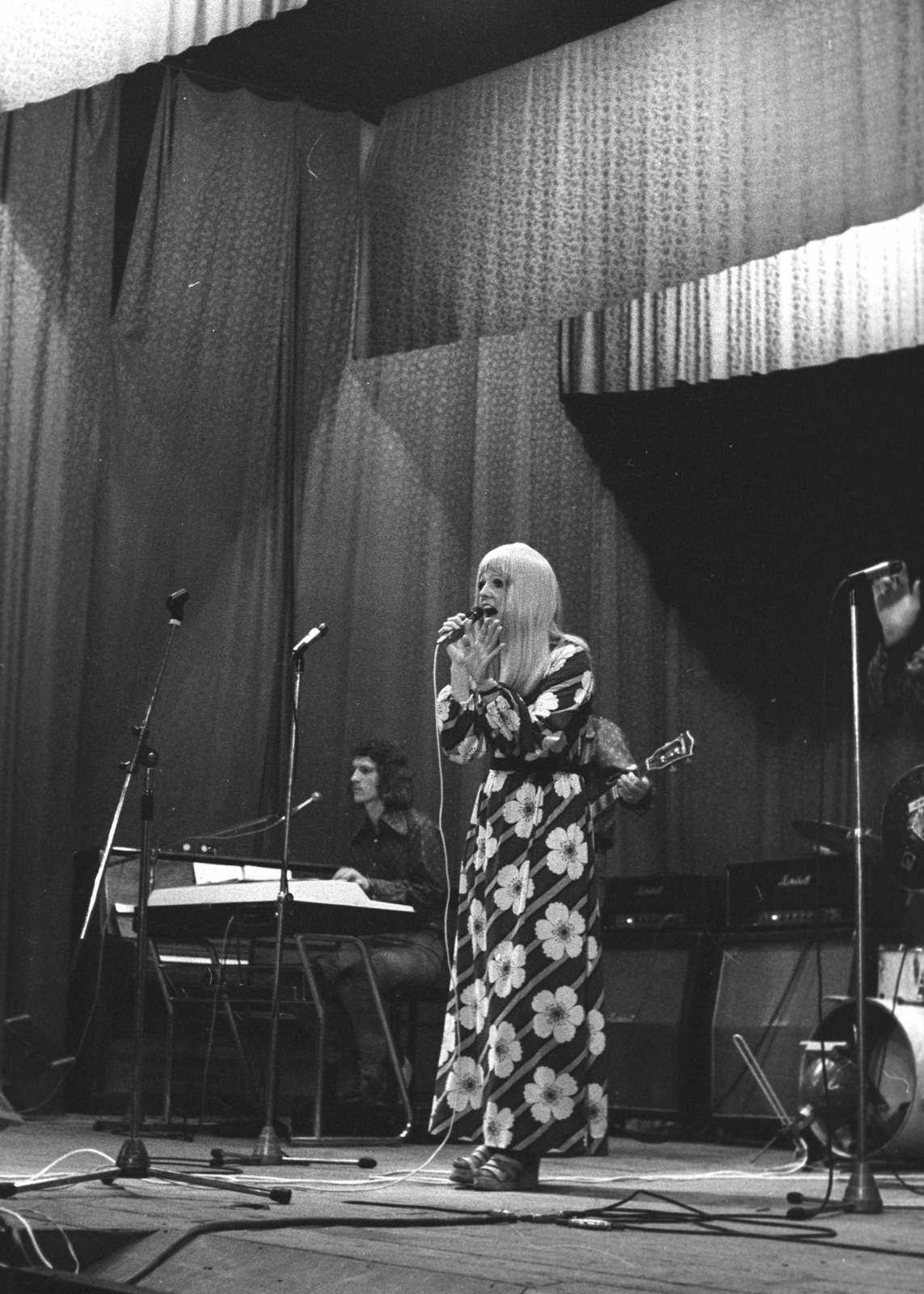 Hungary, Nyíregyháza, Móricz Zsigmond Színház, Cserháti Zsuzsa., 1972, Erky-Nagy Tibor, singing, stage, microphone, musical instrument, Fortepan #76762