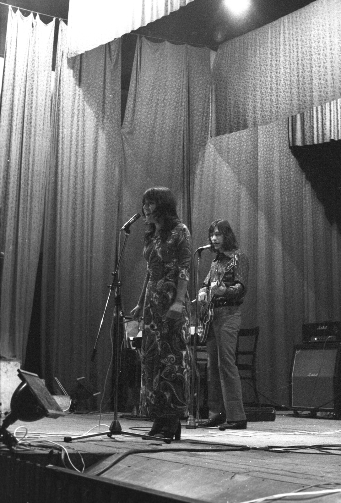 Hungary, Nyíregyháza, Móricz Zsigmond Színház, Vincze Viktória és Soltész Rezső., 1972, Erky-Nagy Tibor, microphone, stage, guitar, singing, singer, Fortepan #76775