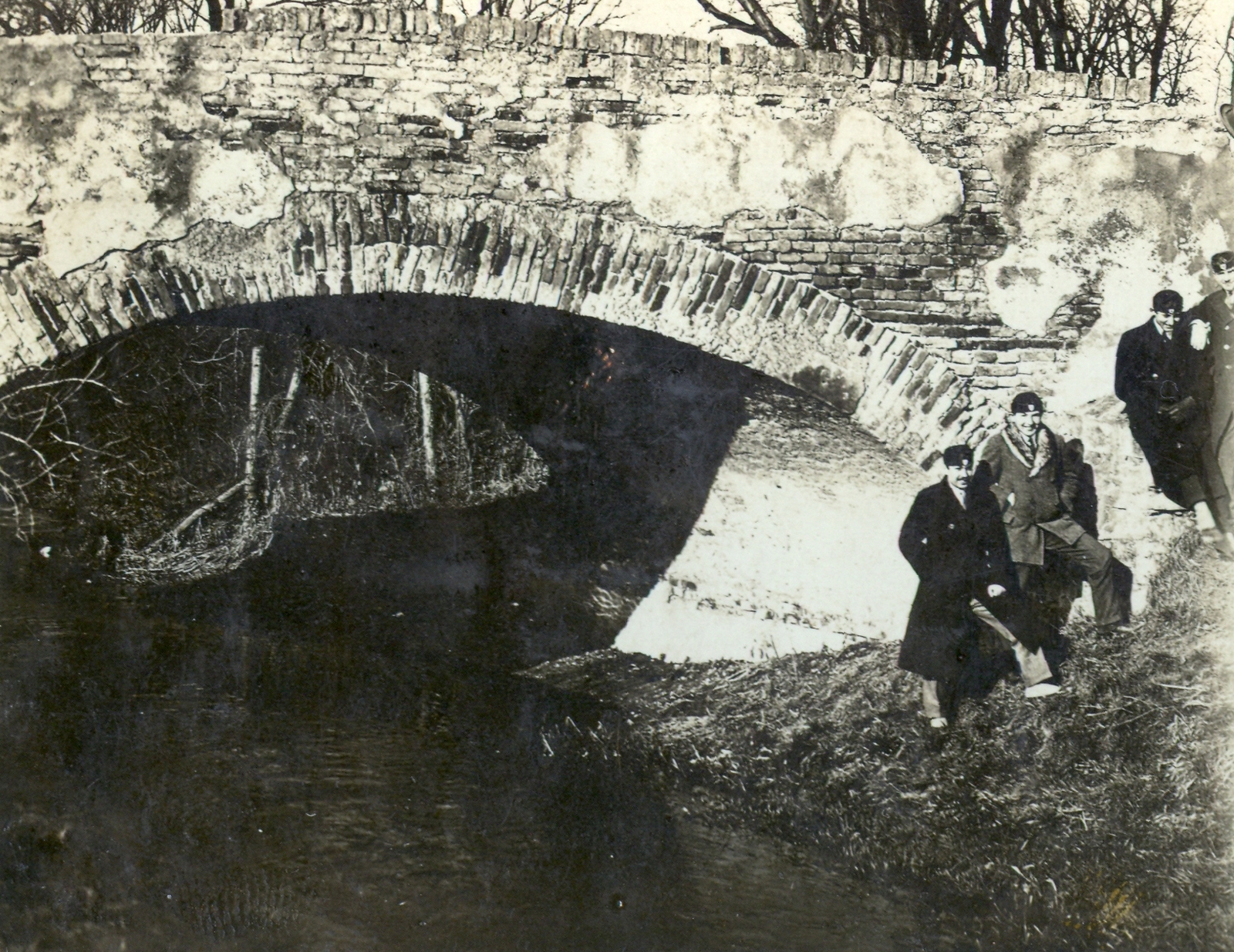 Hungary, Pápa, Várkert, a felvétel a Pápai-Bakony-ér mellett a Vörös hídnál készült., 1931, Klenner Aladár, bridge, tableau, boys, stream, caps, Fortepan #76787