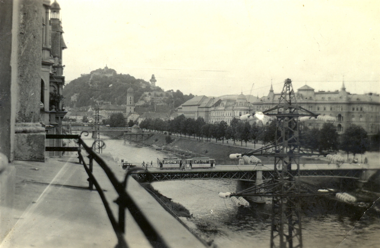 Austria, Graz, Schlossberg a Grieskai felől nézve, előtérben a Radetzkybrücke a Mura folyón., 1932, Klenner Aladár, bridge, river, cityscape, tram, Fortepan #76790