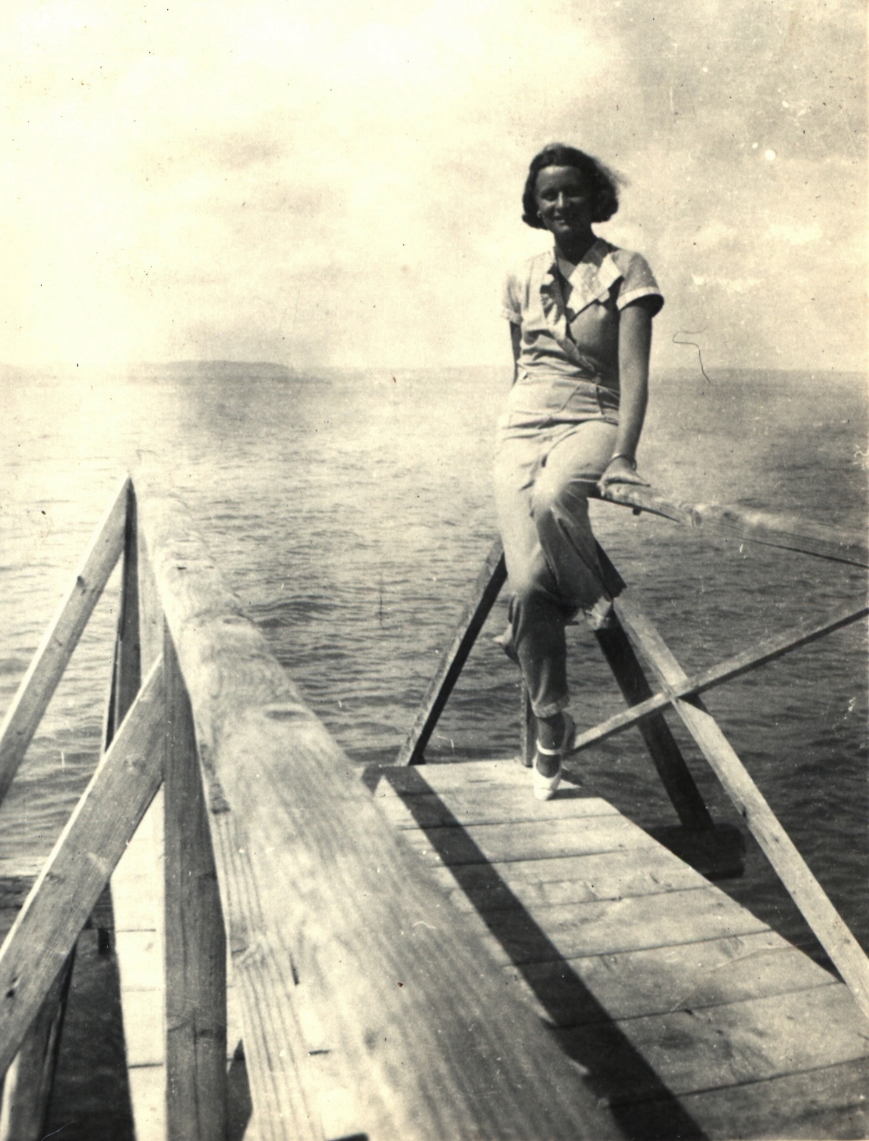 1935, Klenner Aladár, pier, sitting on a handrail, Lake Balaton, Fortepan #76796