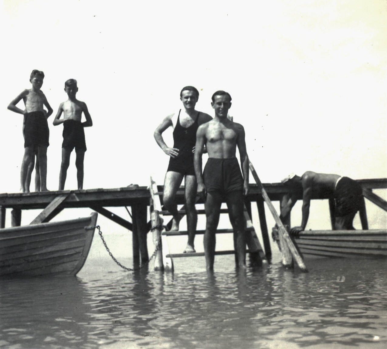 Hungary,Lake Balaton, 1939, Klenner Aladár, free time, tableau, men, bathing, summer, boat, pier, boys, Fortepan #76802