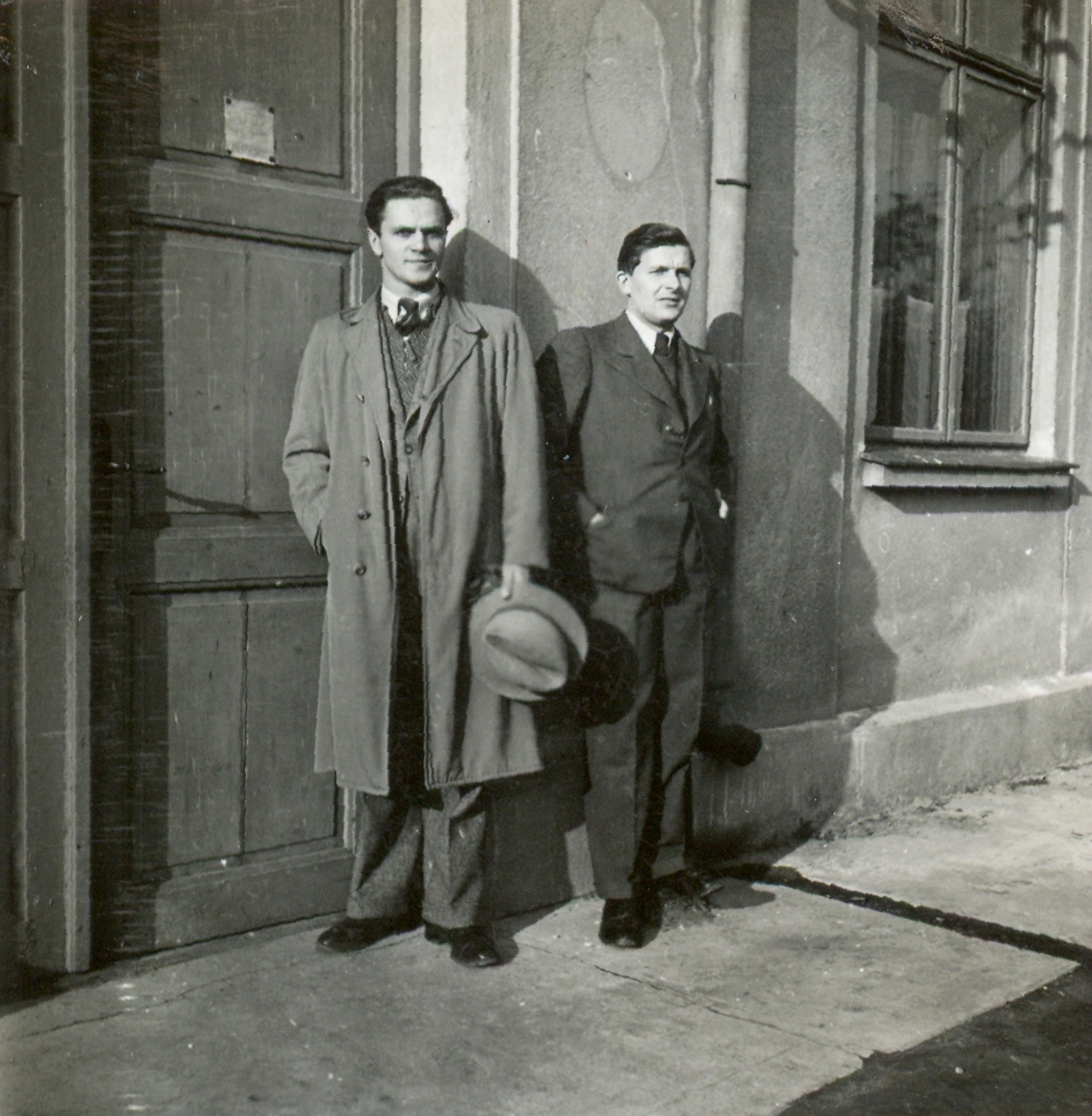 1939, Klenner Aladár, hat, gate, men, double portrait, hat in hand, Fortepan #76811