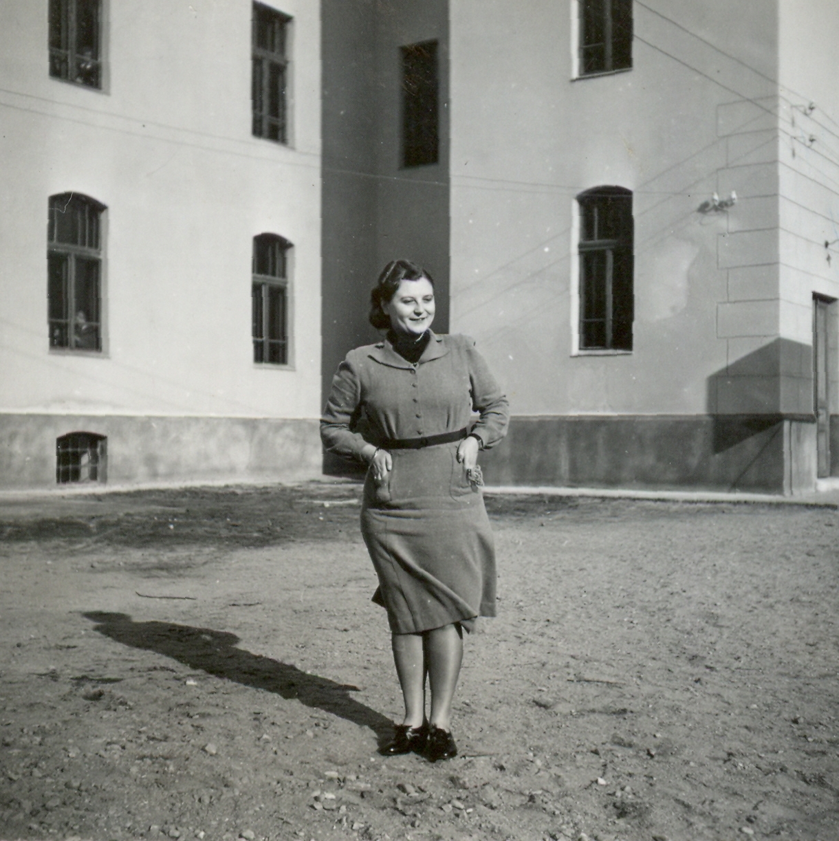 Slovakia, Nové Zámky, Pázmány Péter Gimnázium (később Gymnázium Nové Zámky)., 1939, Klenner Aladár, portrait, sunshine, yard, woman, Fortepan #76812