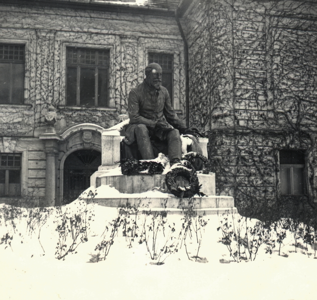 Slovakia, Komarno, Jókai Mór szobra (Berecz Gyula, 1937.) a Duna Menti Múzeum (Kultúrpalota) előtt., 1939, Klenner Aladár, winter, snow, sculpture, wreath, Mór Jókai-portrayal, Gyula Berecz-design, Fortepan #76814