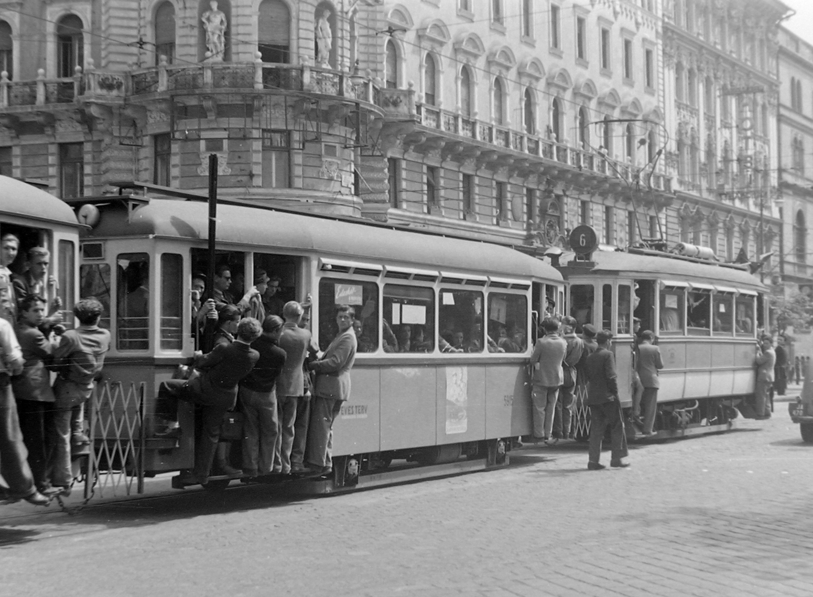 Hungary, Budapest VIII., Nagykörút - József körút saroképülete, mellette a Nemzeti Szálló., 1954, Fortepan, transport, street view, genre painting, tram, Budapest, public transport line number, Fortepan #7685