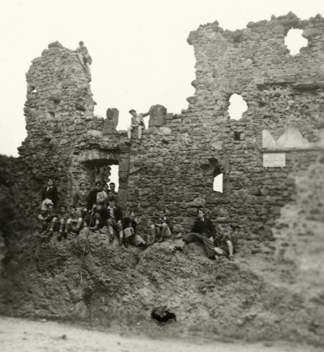 Hungary,Danube Bend, Visegrád, Fellegvár, a felvétel a belső várudvarban készült. Jobbra az északnyugati palota homlokzatán a koronaőrök emléktáblájának maradványa látható., 1941, Klenner Aladár, Fortepan #76858