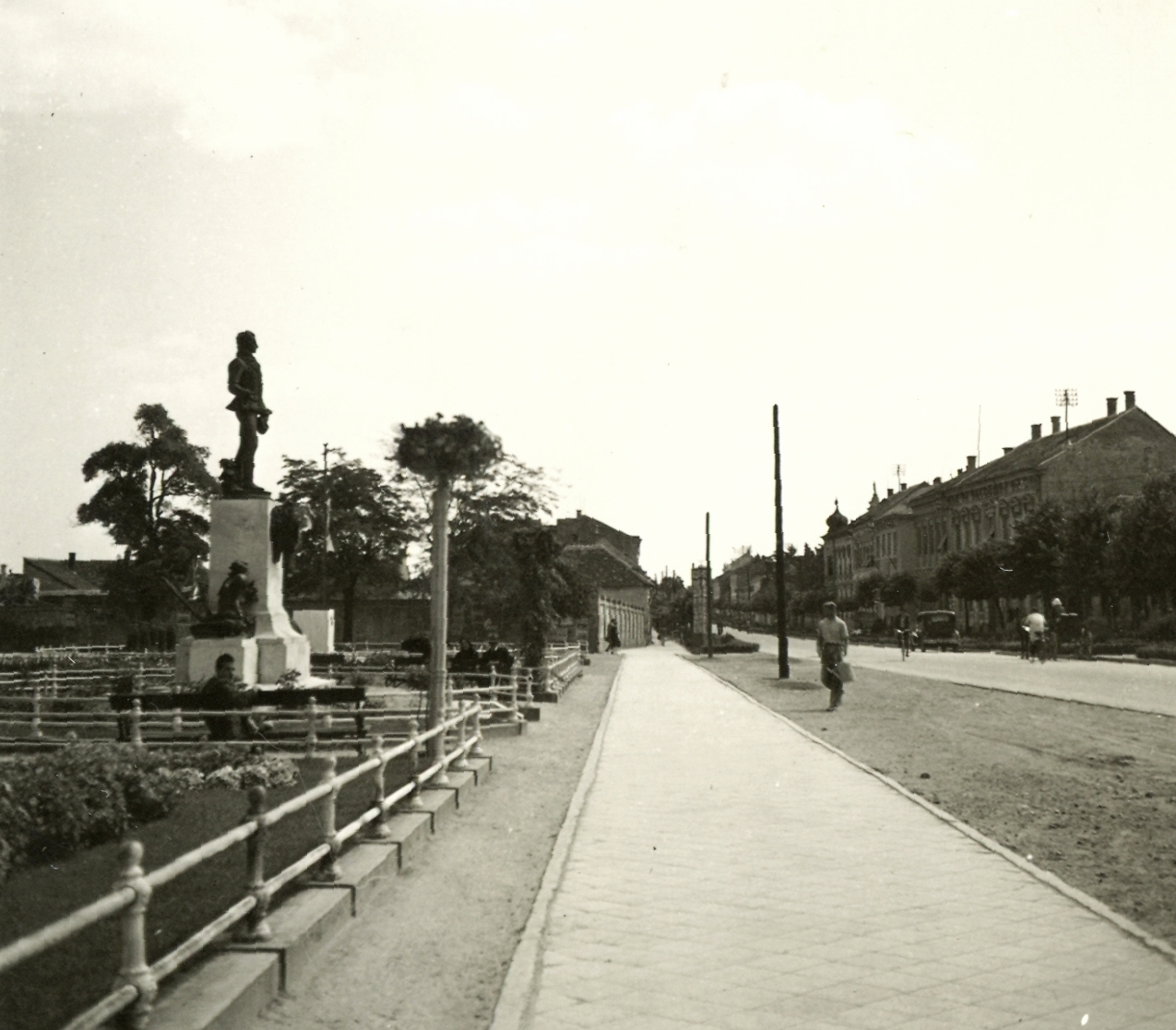 Hungary,Lake Balaton, Keszthely, Fő (Andrássy) tér a Kossuth Lajos utca felé nézve, balra Festetics György szobra., 1941, Klenner Aladár, Fortepan #76884