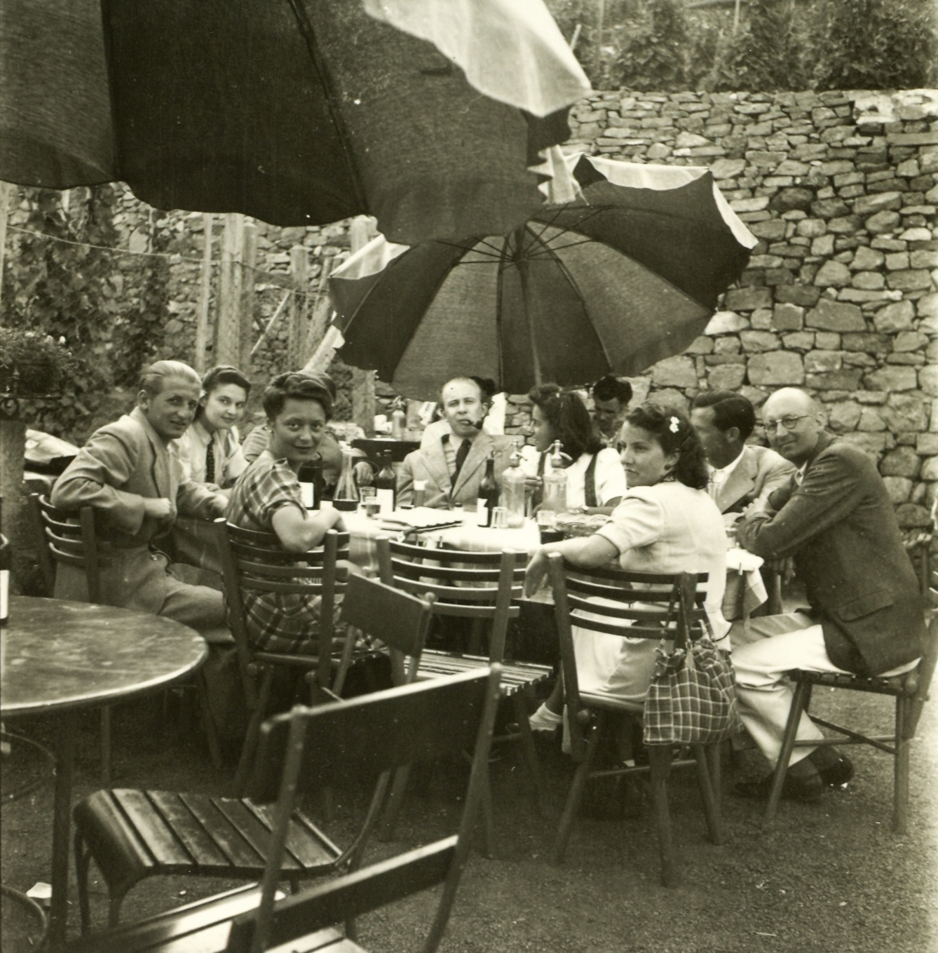 Hungary,Lake Balaton, Badacsonytomaj, a Kisfaludy-ház terasza., 1941, Klenner Aladár, sunshades, Fortepan #76888