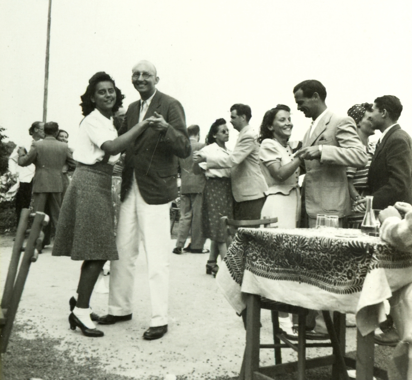 Hungary,Lake Balaton, Badacsonytomaj, a Kisfaludy-ház terasza., 1941, Klenner Aladár, dance, wine-tasting glass, Fortepan #76889