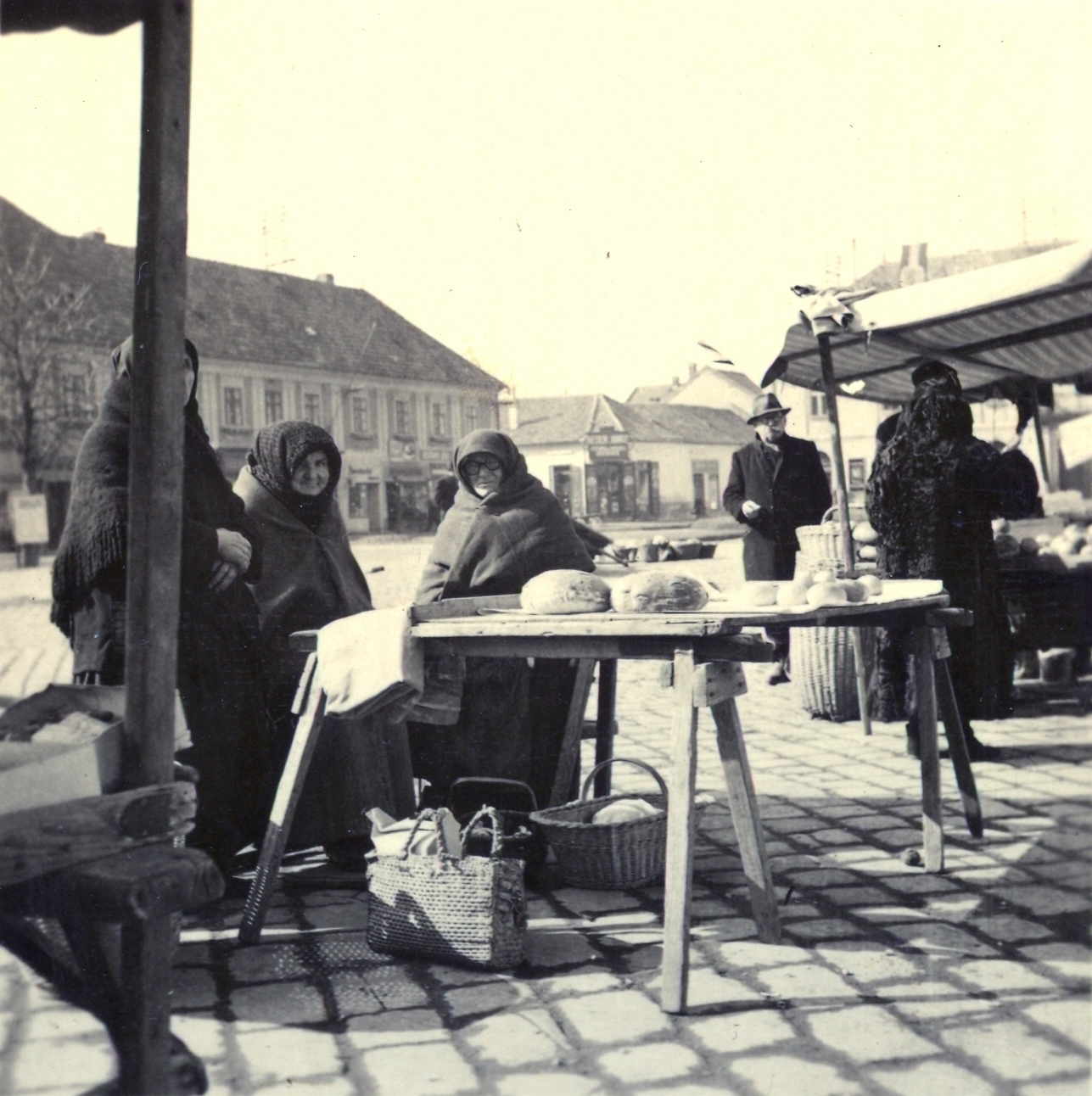 Slovakia, Nové Zámky, Kossuth Lajos tér (Fő tér, Hlavné námestie)., 1941, Klenner Aladár, market, costermonger, loaf of bread, bag, Fortepan #76903