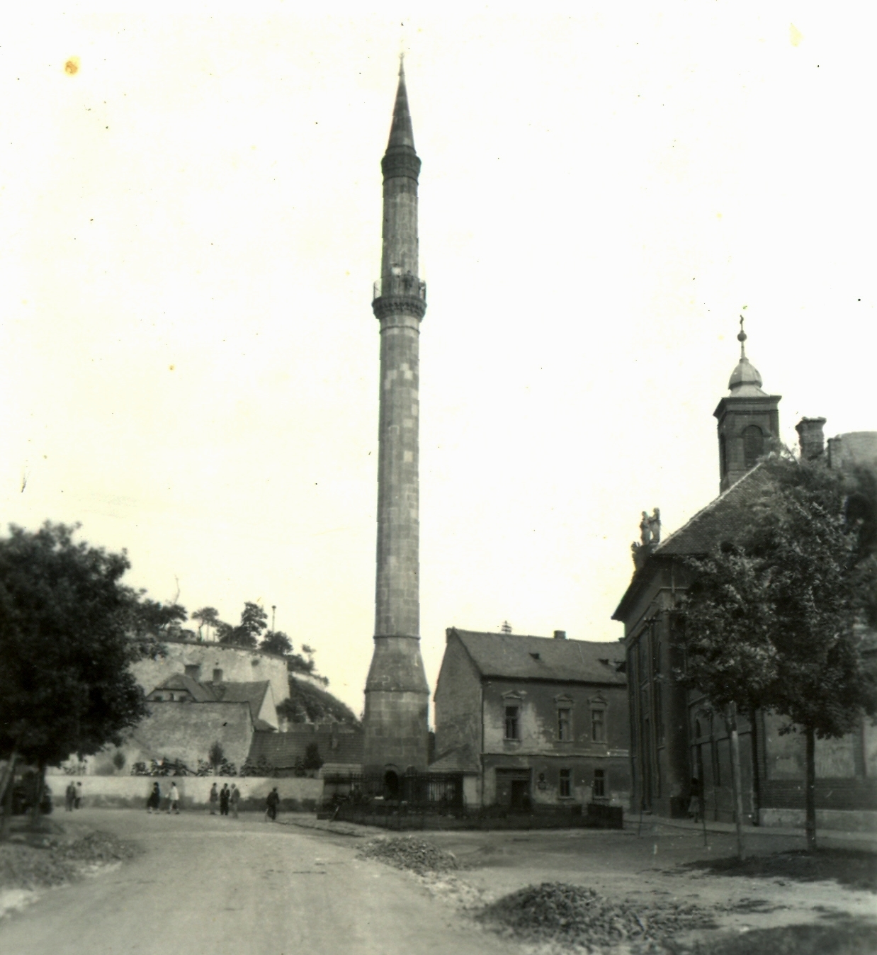 Magyarország, Eger, Minaret a Knézich Károly utcából nézve, jobbra a Szent Sebestyén vértanú templom (volt Irgalmasok temploma)., 1952, Klenner Aladár, katolikus, minaret, Fortepan #76913