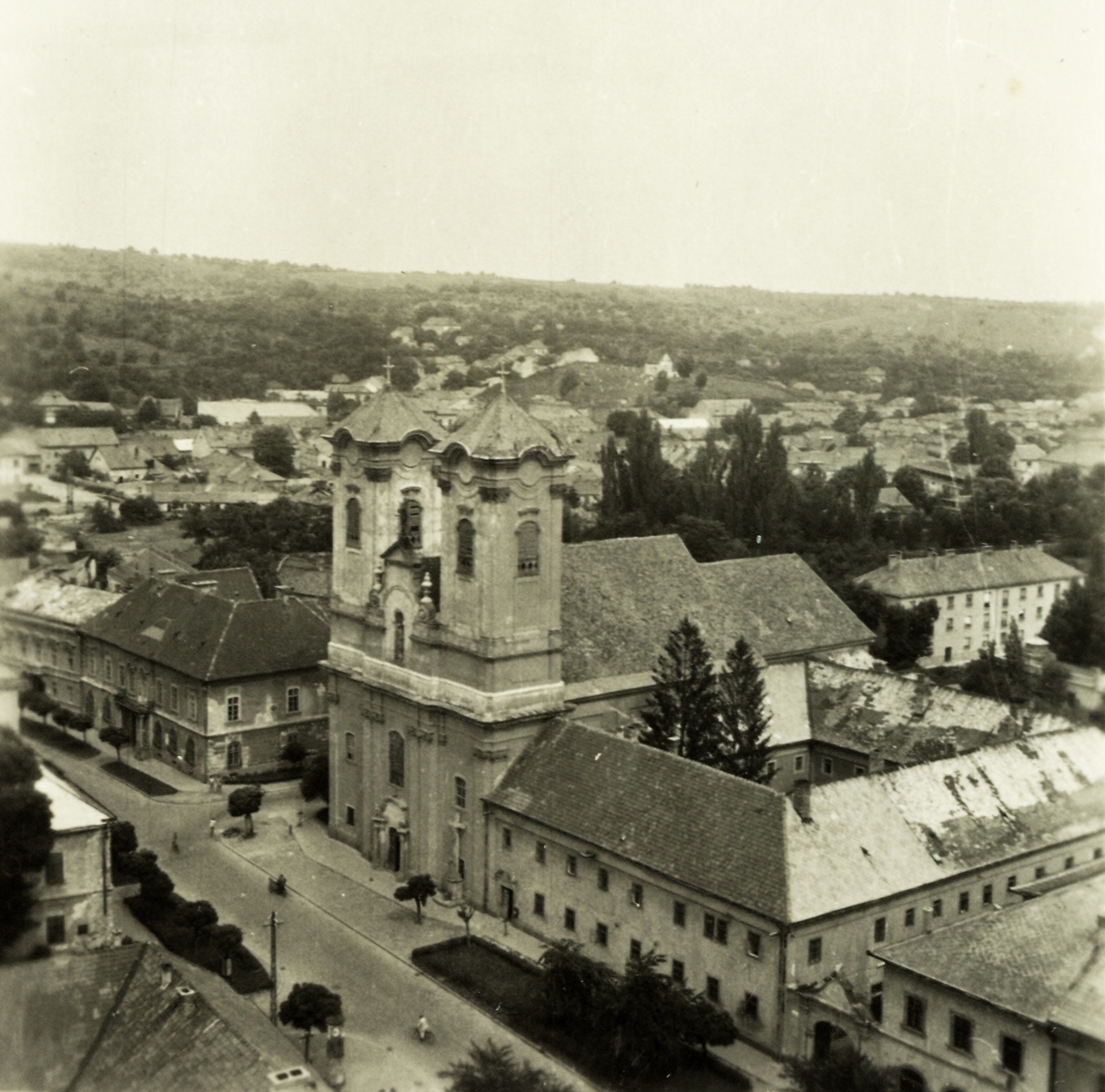 Hungary, Eger, Kossuth Lajos utca, Ferences templom a Líceum teraszáról nézve., 1952, Klenner Aladár, church, Baroque-style, Franciscans, Giovanni Battista Carlone-design, János Nitsman-design, Fortepan #76914
