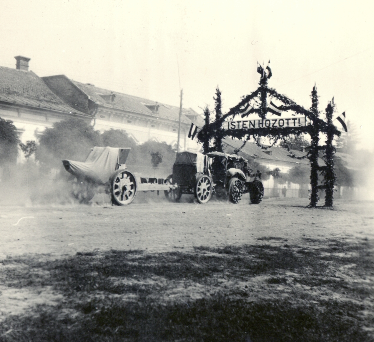 Romania,Transylvania, Carei, Fényi utca (Strada Uzinei), 21-es löveg a magyar csapatok bevonulása idején., 1940, Klenner Aladár, territorial gain, ordnance, tow truck, triumphal arc, Fortepan #76922