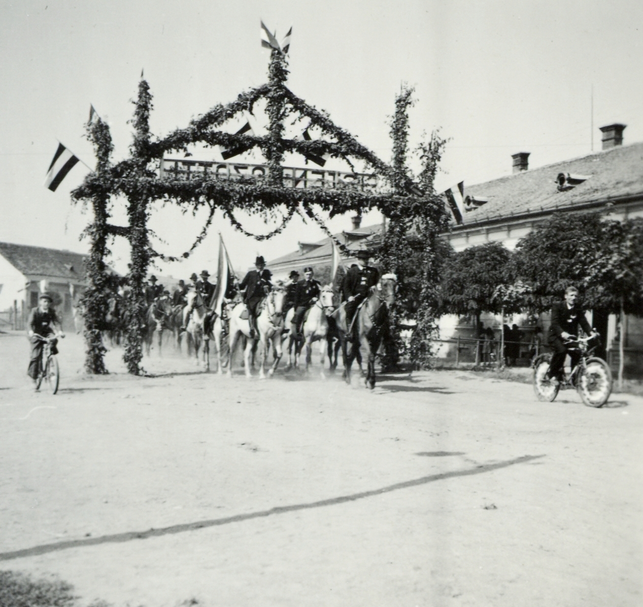 Romania,Transylvania, Carei, Fényi utca (Strada Uzinei), a nagykárolyiak fogadó-bizottsága a magyar csapatok bevonulása idején., 1940, Klenner Aladár, bicycle, territorial gain, flag, rider, triumphal arc, Fortepan #76924