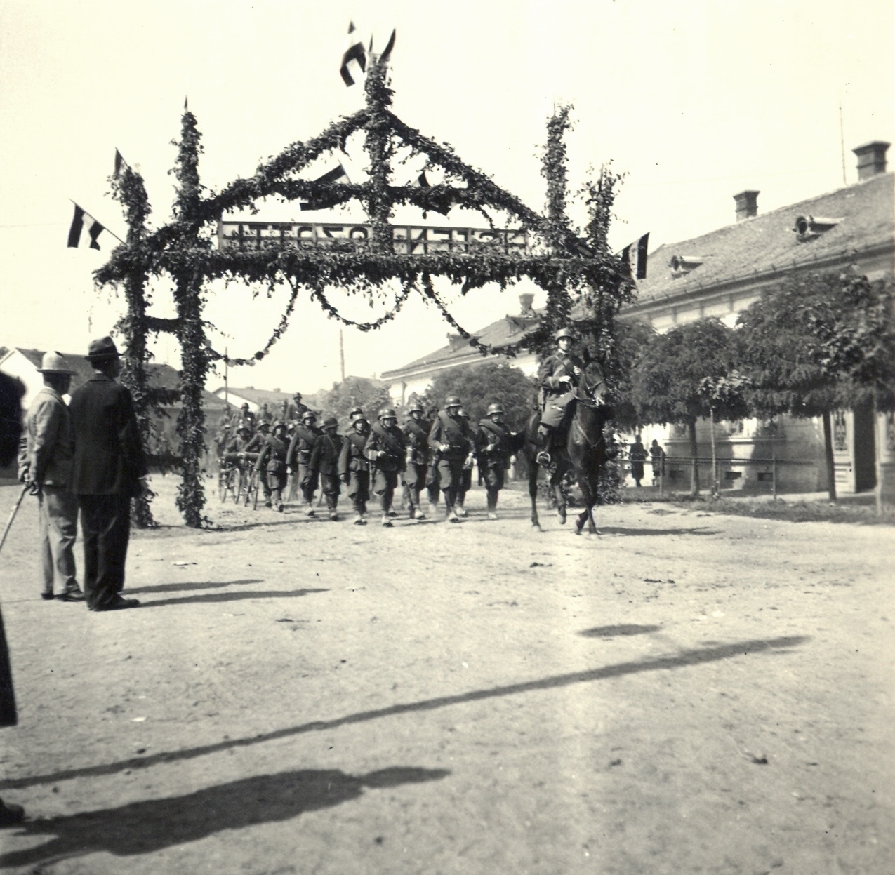 Romania,Transylvania, Carei, Fényi utca (Strada Uzinei), gyalogság, a magyar csapatok bevonulása idején., 1940, Klenner Aladár, territorial gain, triumphal arc, Fortepan #76926