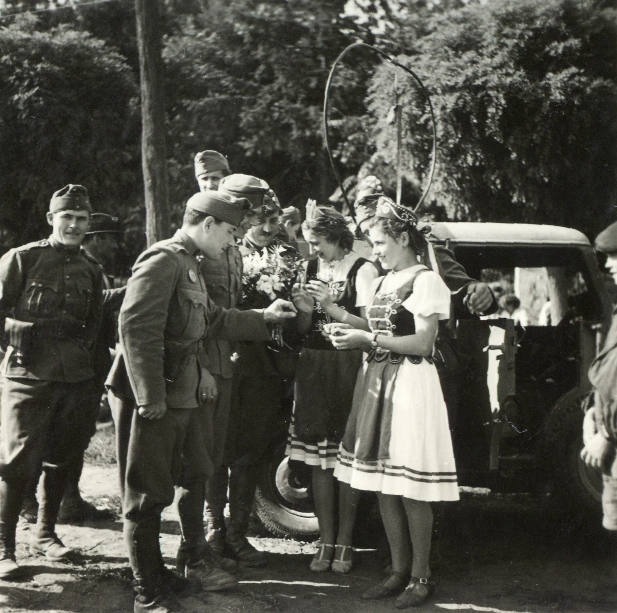 Romania,Transylvania, Carei, híradó katonák és helybéli leányok a Károlyi-kastély parkjának bejárata előtt a magyar csapatok bevonulása idején., 1940, Klenner Aladár, folk costume, soldier, girl, "Bocskai" side cap, Fortepan #76929