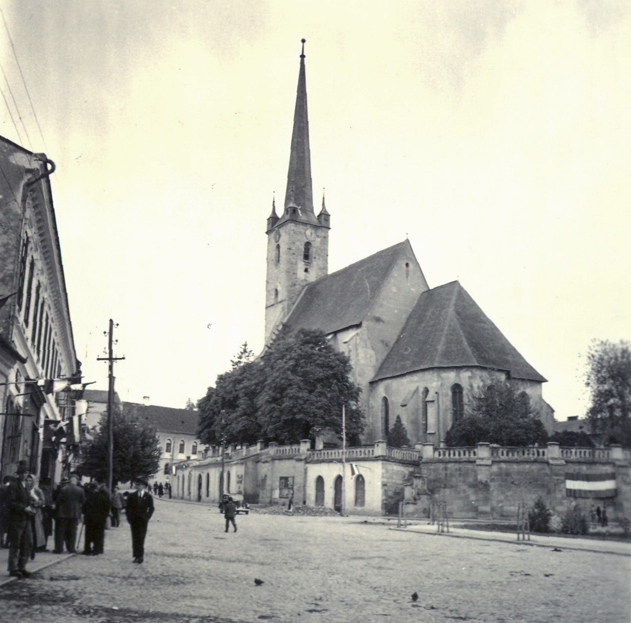 Romania,Transylvania, Dej, a felvétel a református templom mögötti parknál, a magyar csapatok bevonulása idején készült., 1940, Klenner Aladár, church, Fortepan #76939