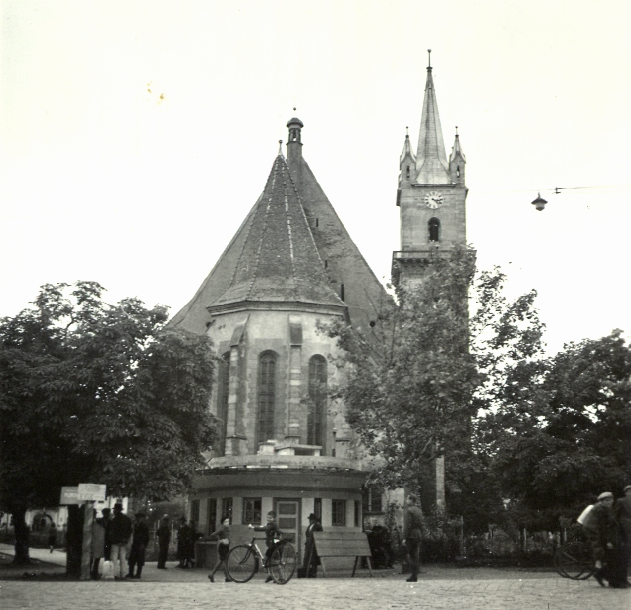Romania,Transylvania, Bistrița, Fő tér (piata Centrala, ekkor Horthy Miklós tér), háttérben az evangélikus templom., 1940, Klenner Aladár, church, gothic, Petrus Italus-design, Fortepan #76941