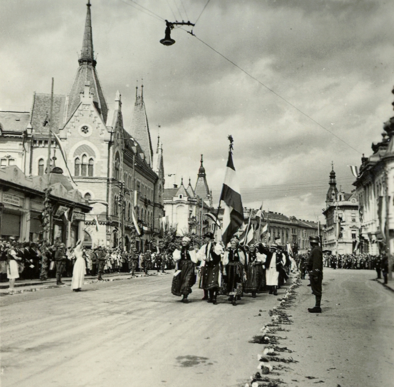 Romania,Transylvania, Cluj-Napoca, Wesselényi Miklós utca (Strada Regele Ferdinand) a Szamos-híd felé nézve, székely küldöttség a magyar csapatok bevonulása idején. A felvétel 1940. szeptember 15-én a kormányzói fogadó ünnepségen készült., 1940, Klenner Aladár, territorial gain, march, folk costume, Kalotaszeg folk costume, Fortepan #76948