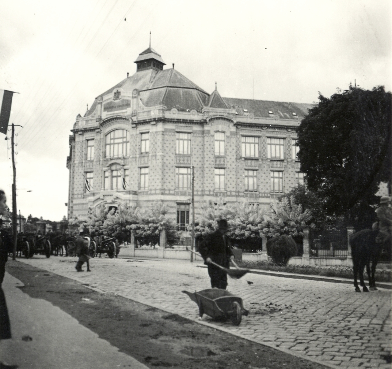 Románia,Erdély, Kolozsvár, Piata Lucian Blaga (ekkor Béke tér), a Kolozsvári Központi Egyetemi Könyvtár épülete., 1940, Klenner Aladár, utcaseprő, talicska, Fortepan #76952
