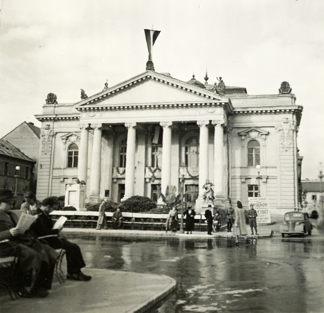 Románia,Erdély, Nagyvárad, Bémer tér (Piata Regele Ferdinand I), Szigligeti színház., 1940, Klenner Aladár, zászló, olvasás, színház, Fellner és Helmer-terv, automobil, timpanon, Fortepan #76954