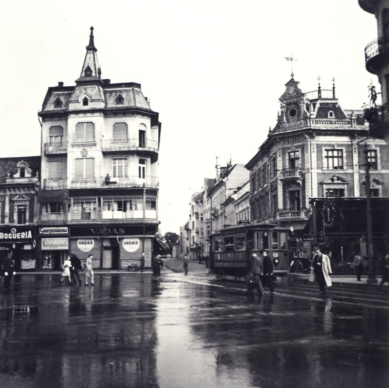 Románia,Erdély, Nagyvárad, Bémer tér (Piata Regele Ferdinand I) a Rimanóczy Kálmán utca (Áldás utca, Strada Iosif Vulcan) felé nézve., 1940, Klenner Aladár, villamos, Fortepan #76955