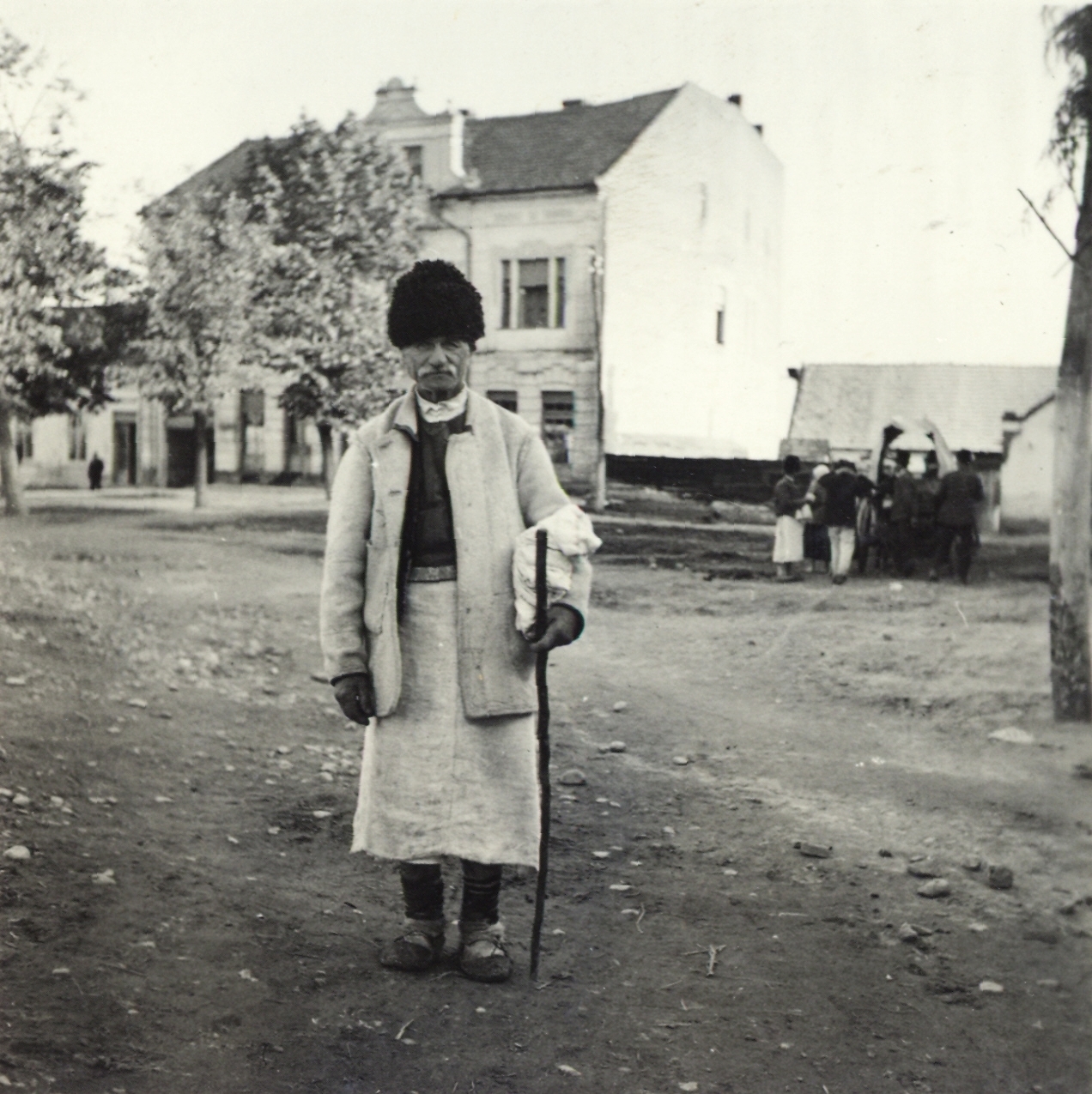 Romania,Transylvania, Aleșd, Strada Bobâlna, háttérben a Jakabfi-ház (később Polgármesteri Hivatal)., 1940, Klenner Aladár, folk costume, fur hat, Fortepan #76957