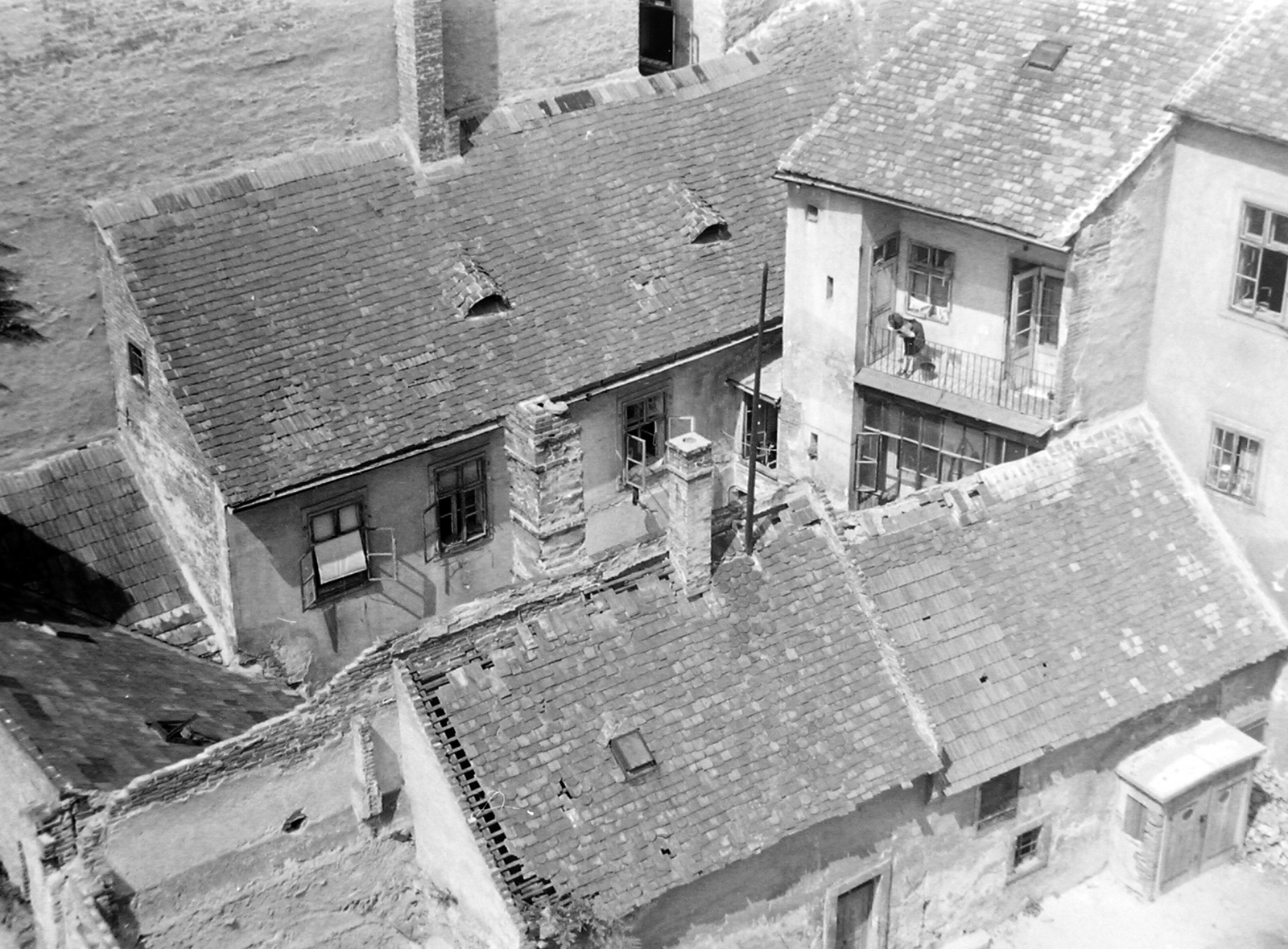 Magyarország, Sopron, háztetők a Tűztoronyból, középen a Várkerület 12. és 14. udvara látszik., 1946, Fortepan, udvar, háztető, erkély, kilátás, Fortepan #7696