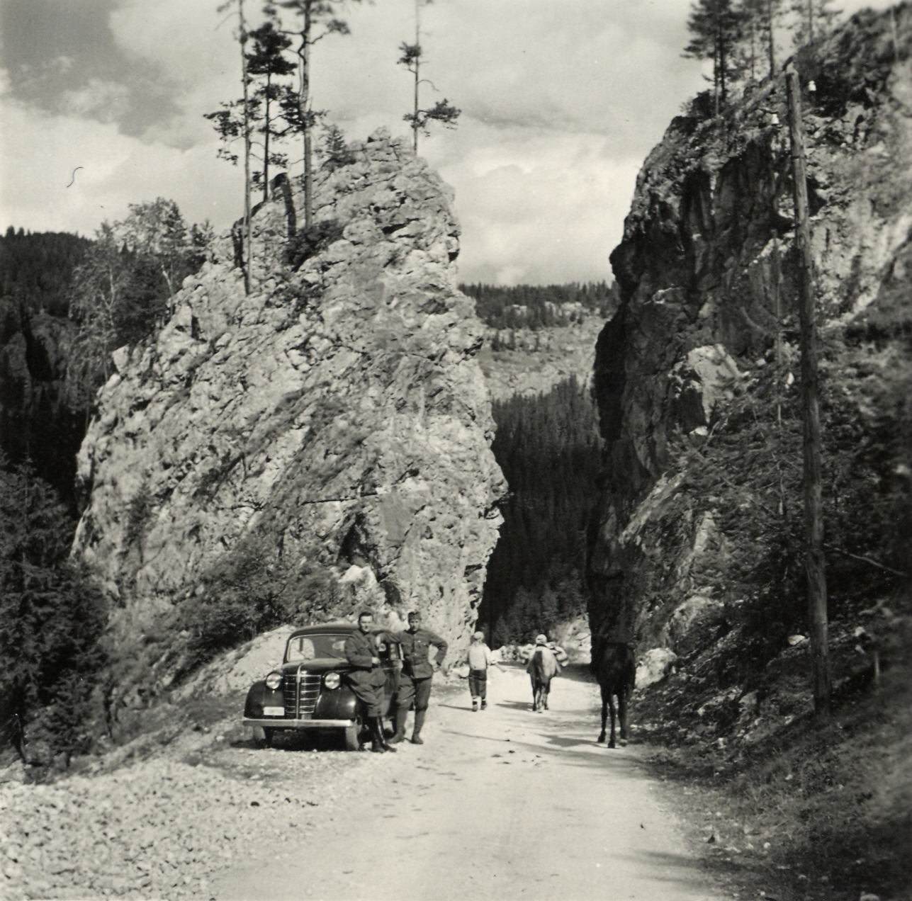 Romania,Transylvania, Bicaz Canyon, 1940, Klenner Aladár, uniform, horse, men, soldier, rock, automobile, Fortepan #76964