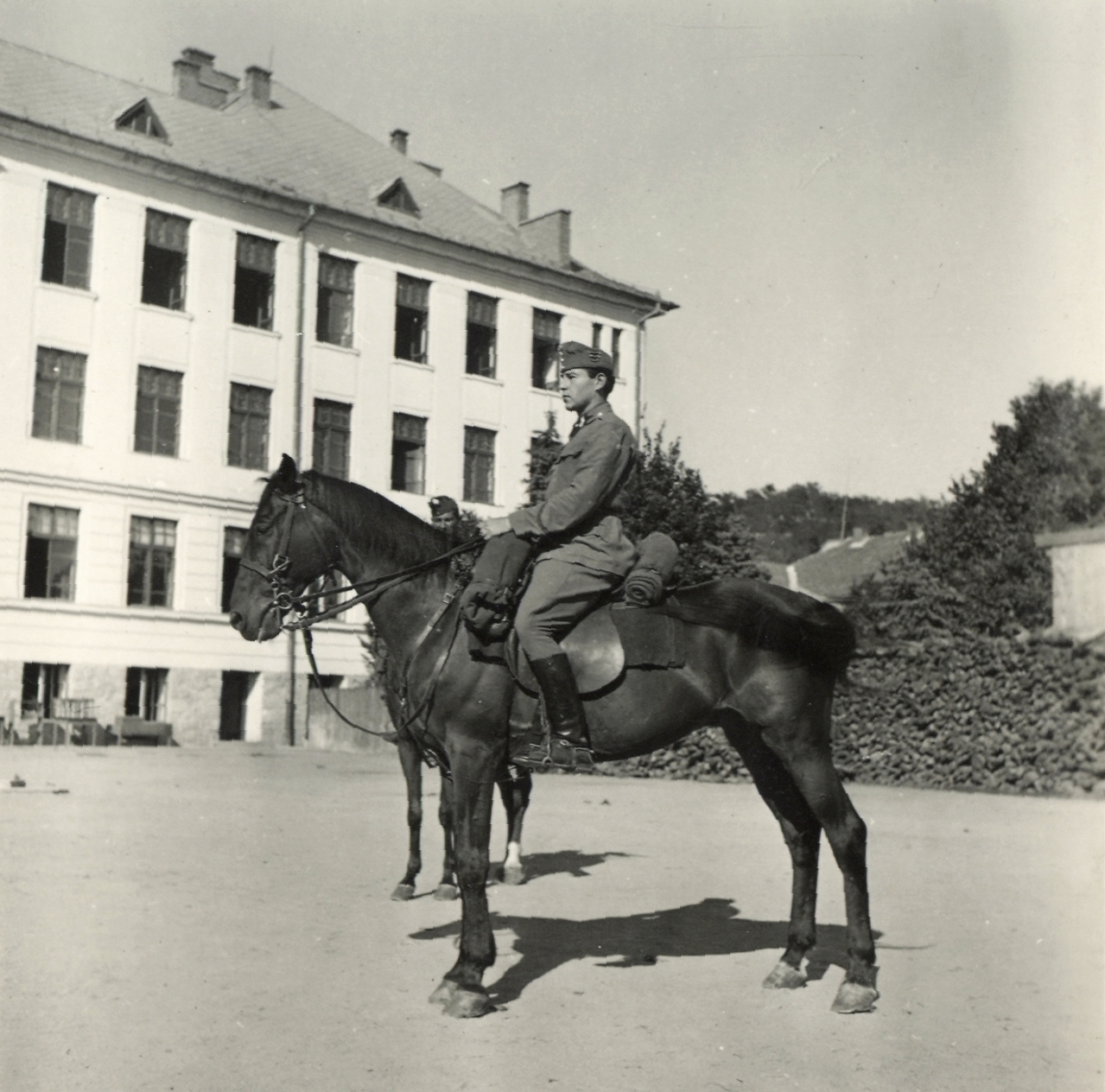 Románia,Erdély, Szilágysomlyó, a Főgimnázium (később Mezőgazdasági Líceum) udvara., 1940, Klenner Aladár, portré, napsütés, laktanya, férfi, lovas, huszár, Fortepan #76968