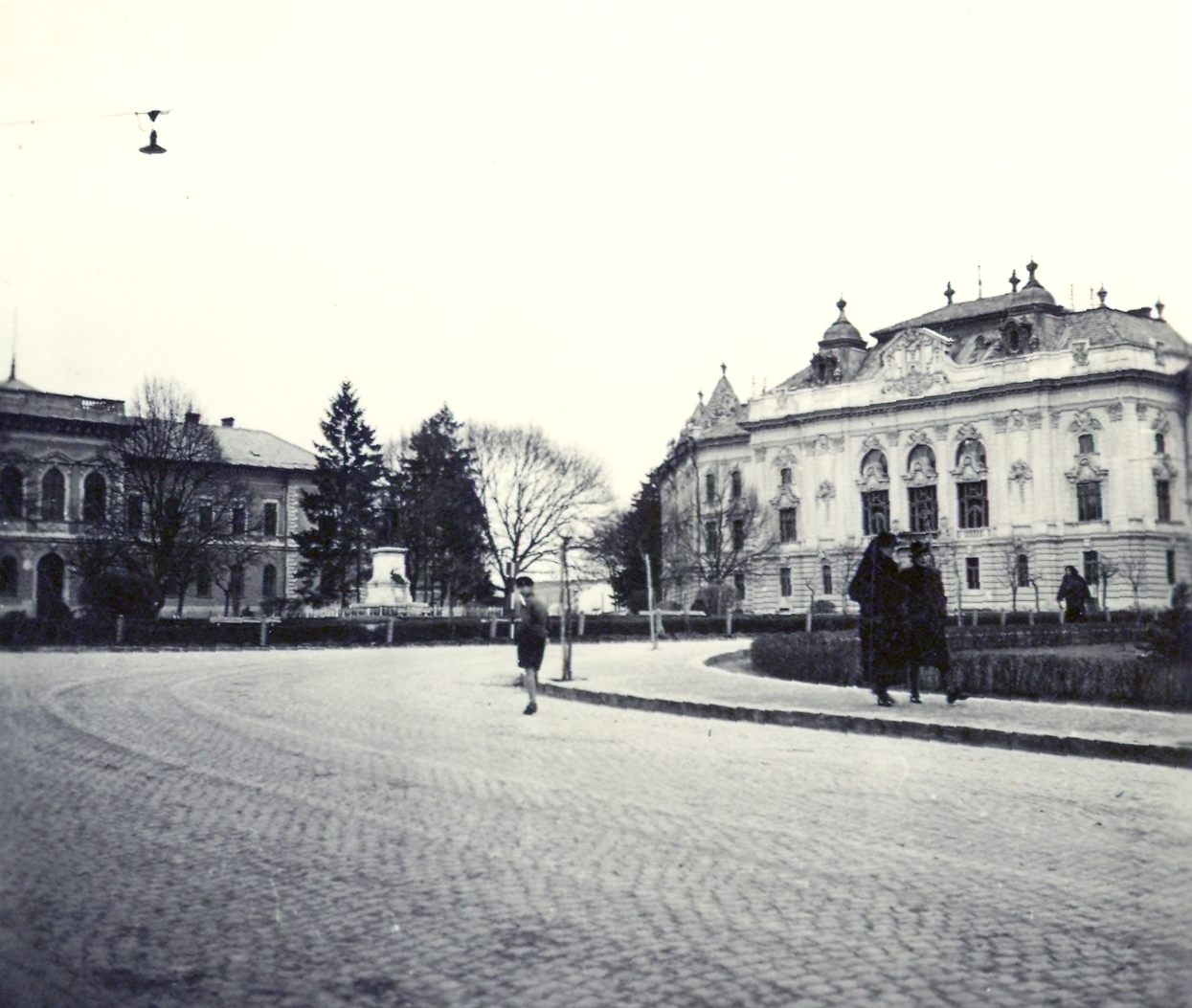 Slovakia, Rimavská Sobota, Tompa Mihály tér, jobbra az Új Vármegyeháza, balra a Törvényszék épülete., 1942, Klenner Aladár, sculpture, square, cobblestones, public building, Mihály Tompa-portrayal, Fortepan #76974