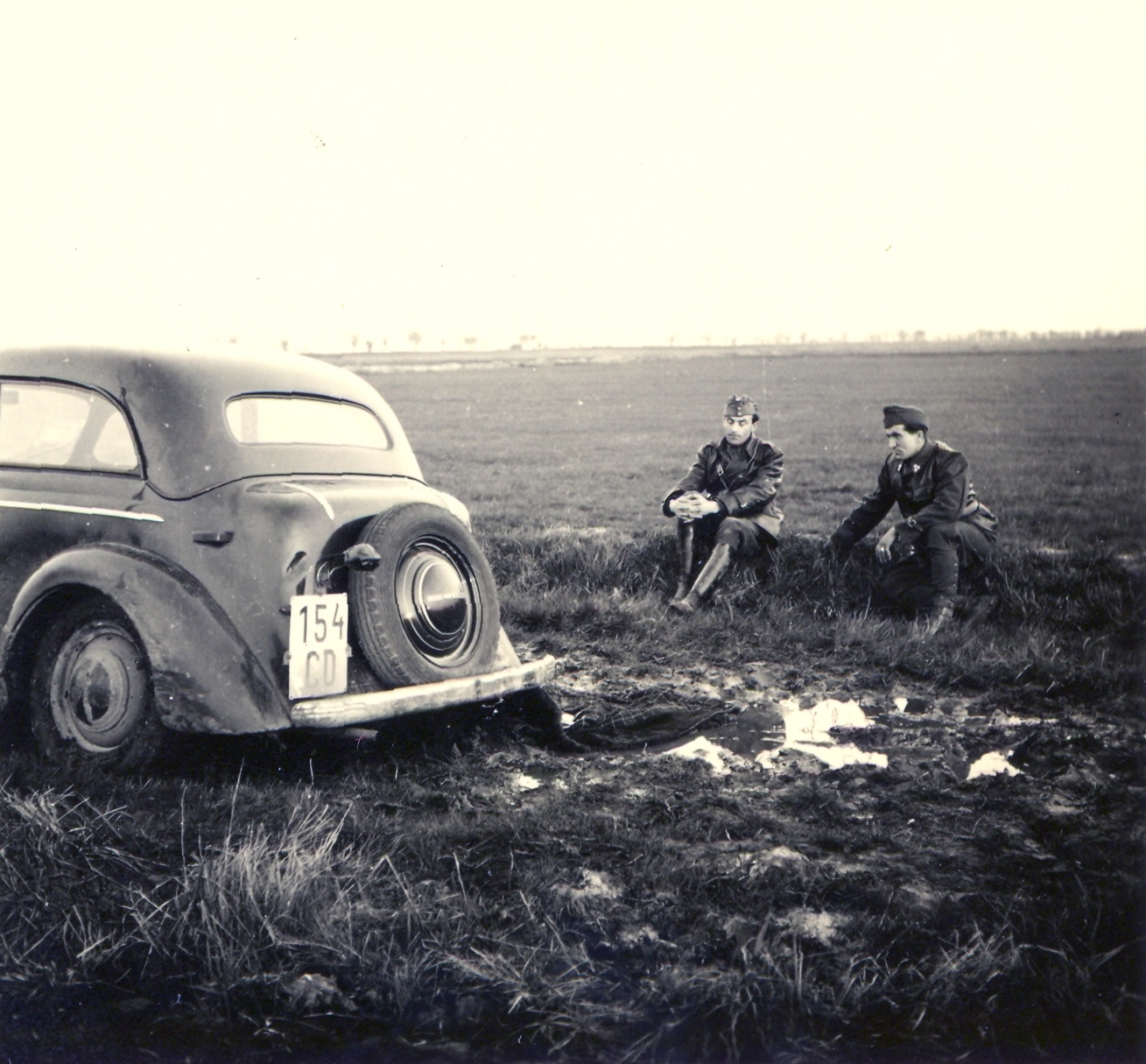 Serbia, a sárban elakadt Opel Kadett típusú személygépkocsi a magyar csapatok bevonulása idején., 1941, Klenner Aladár, territorial gain, German brand, Opel-brand, soldier, automobile, number plate, sitting with hands on knees, Fortepan #76982