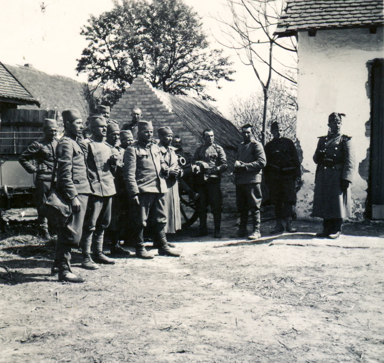 Szerbia, szerb hadifoglyok egy tanya udvarán a magyar csapatok bevonulása idején., 1941, Klenner Aladár, területgyarapodás, csendőr, szerb katona, Fortepan #76988