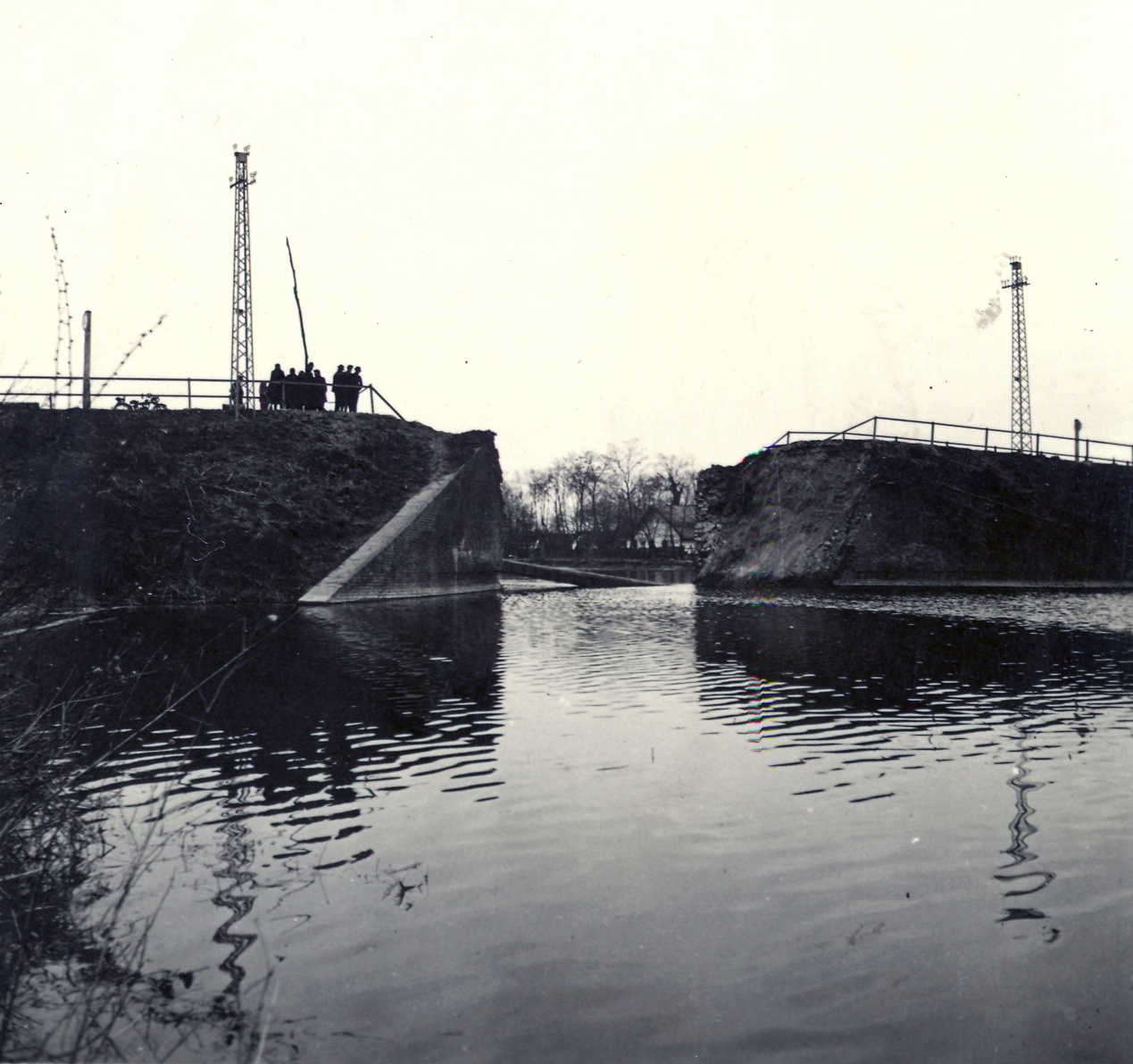 Serbia, Bezdan, híd a Ferenc-csatornán., 1941, Klenner Aladár, wrecked bridge, Fortepan #76996