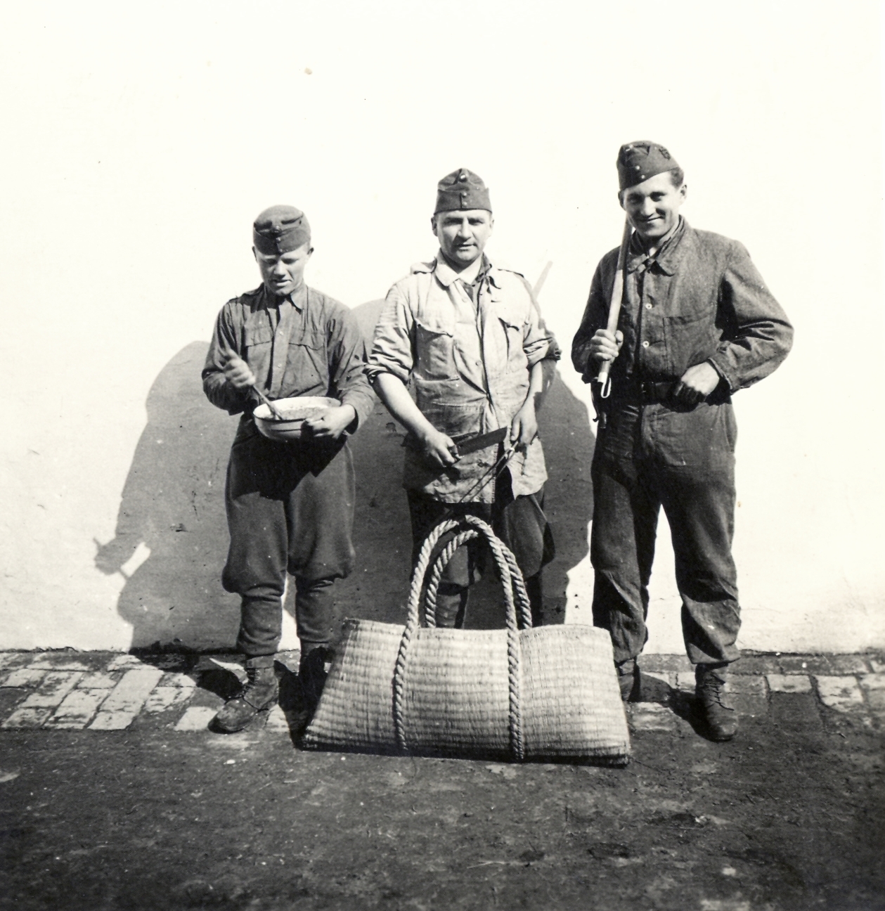 Serbia, szakácsok a magyar csapatok bevonulása idején., 1941, Klenner Aladár, soldier, bag, height chart, "Bocskai" side cap, three people, Fortepan #77009