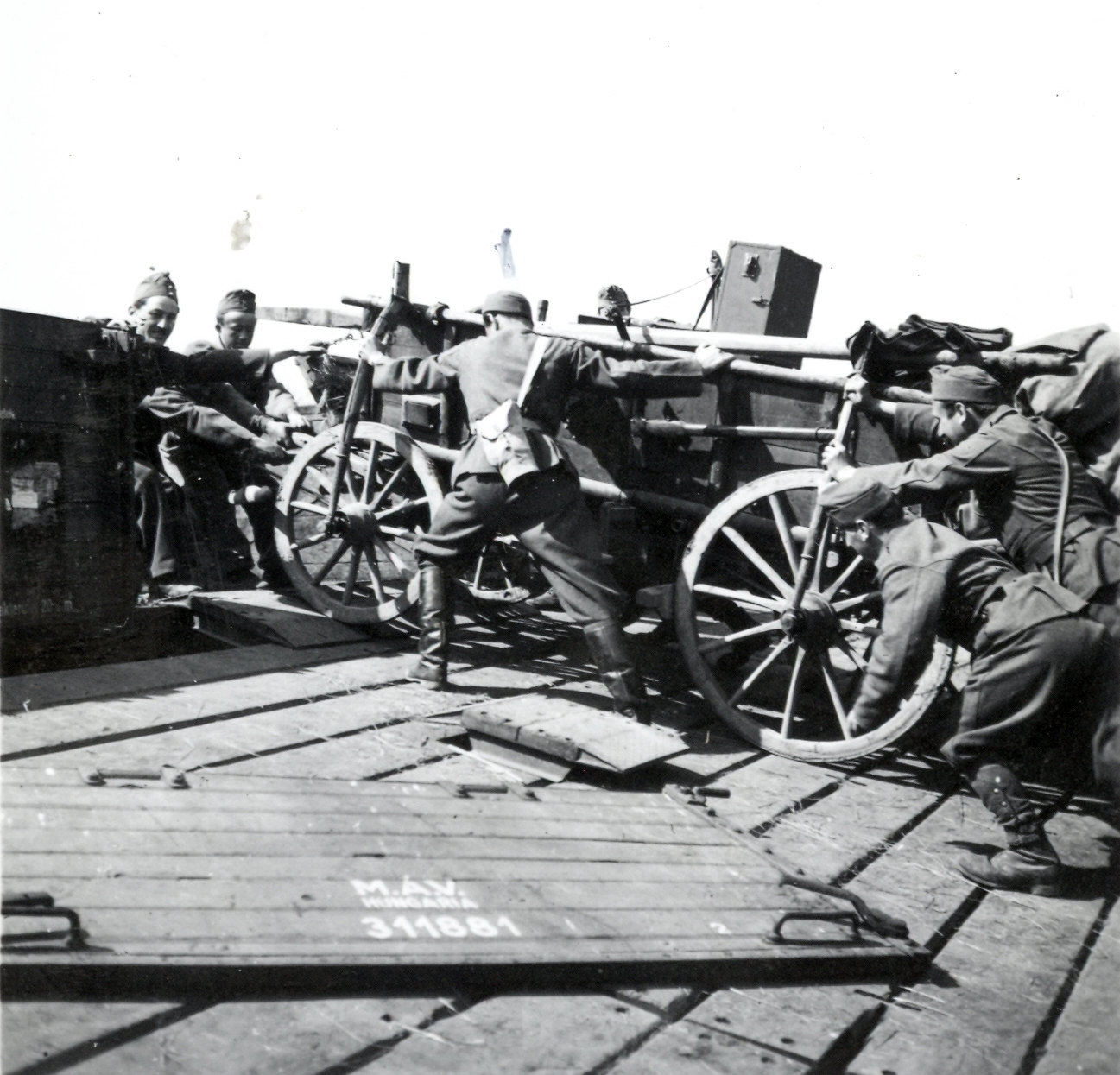 Serbia, bevagonirozás a magyar csapatok bevonulása idején., 1941, Klenner Aladár, chariot, radio, soldier, radio soldier, Fortepan #77010