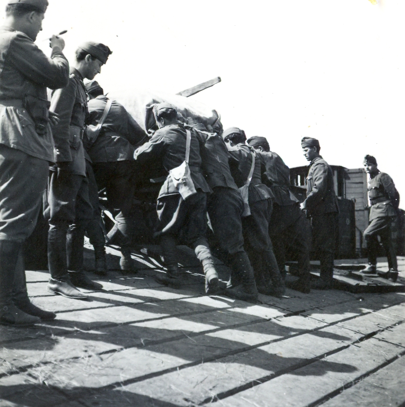 Szerbia, bevagonirozás a magyar csapatok bevonulása idején., 1941, Klenner Aladár, katona, bevagonírozás, Fortepan #77011