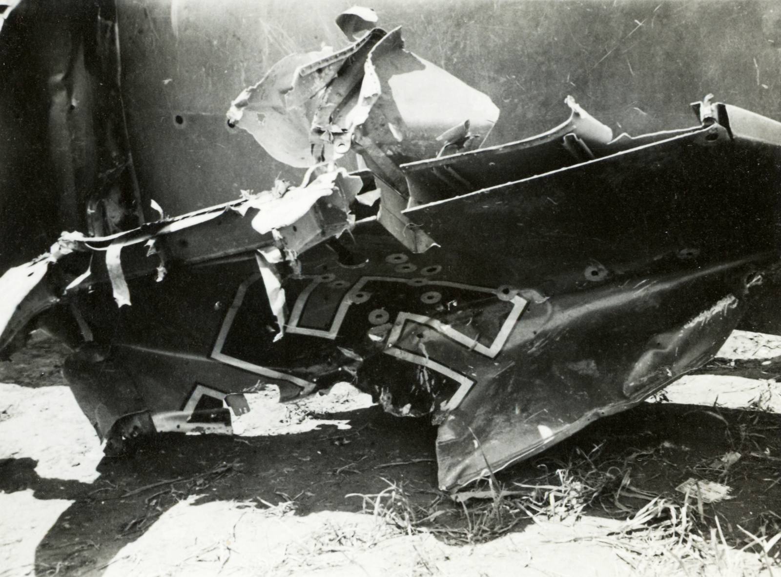 Serbia, Messerschmitt vadászrepülőgép roncsa a magyar csapatok bevonulása idején., 1941, Klenner Aladár, airplane, swastica, wreck, Messerschmitt-brand, Fortepan #77017