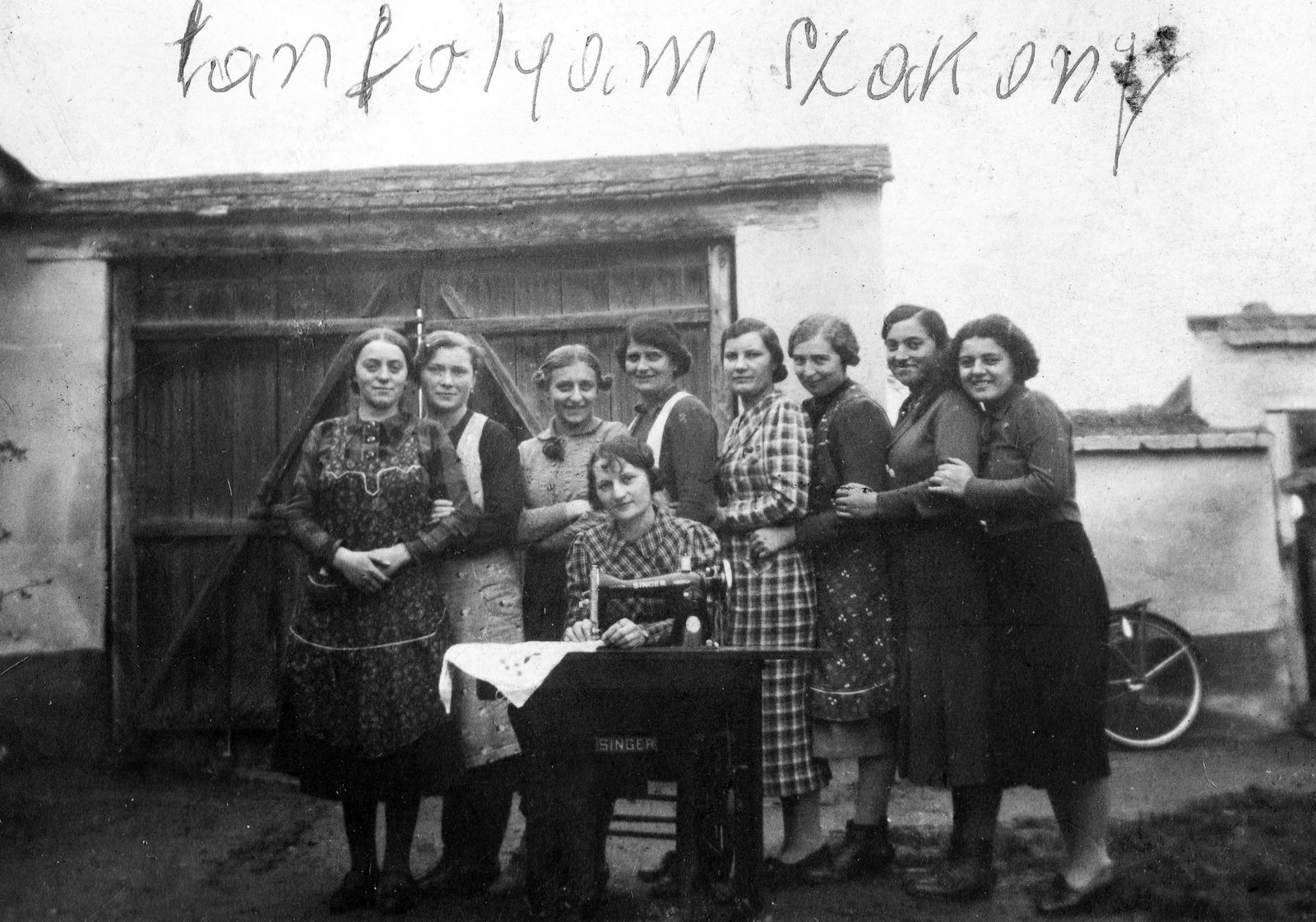 Magyarország, Szakony, 1930, Fortepan, kerékpár, varrógép, Singer-márka, kart karba öltve, kakukktojás, nagyság szerint, kockás ruha, Fortepan #77029