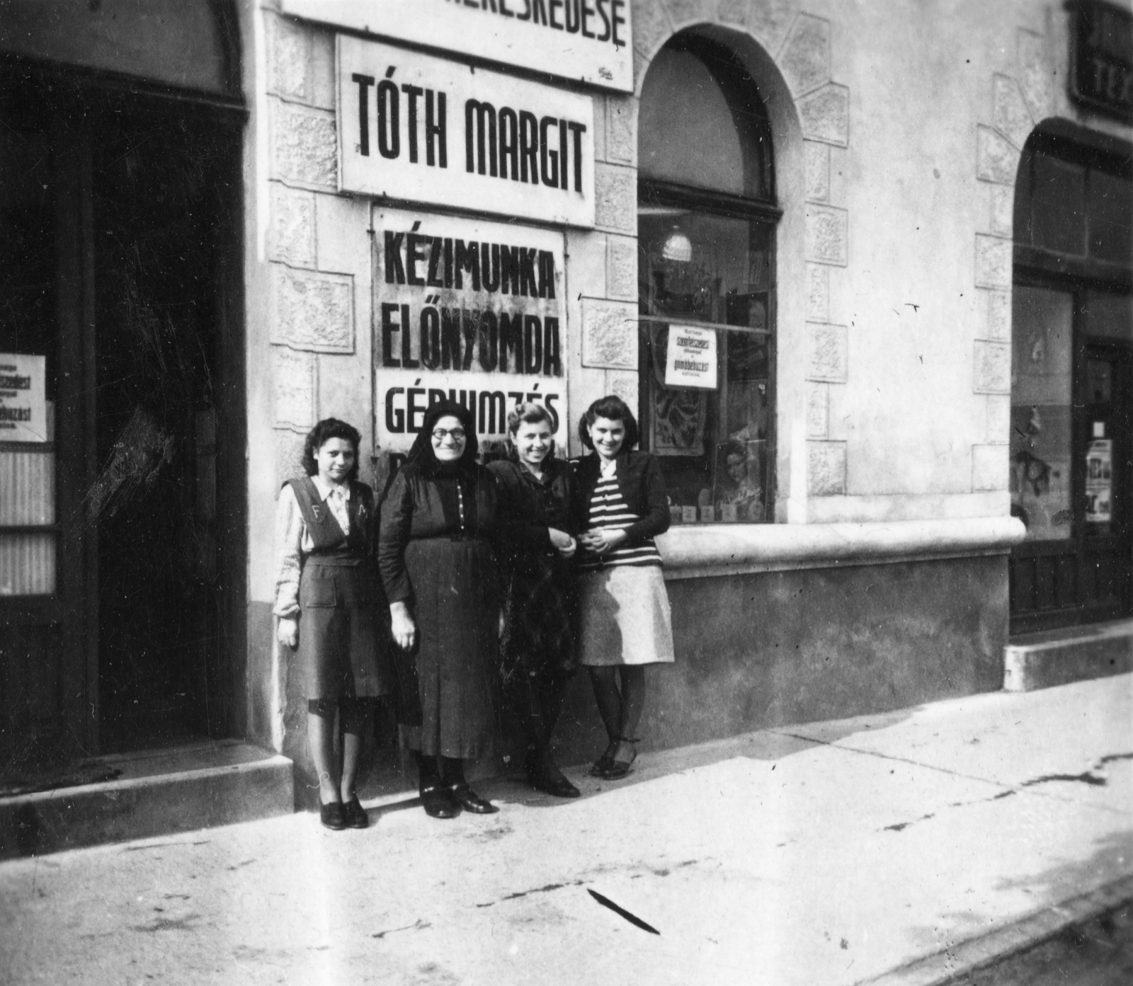 Magyarország, Csorna, Szent István tér., 1946, Fortepan, üzletportál, hölgy, csoportkép, mosoly, kisiparos, kézimunka, Fortepan #77038