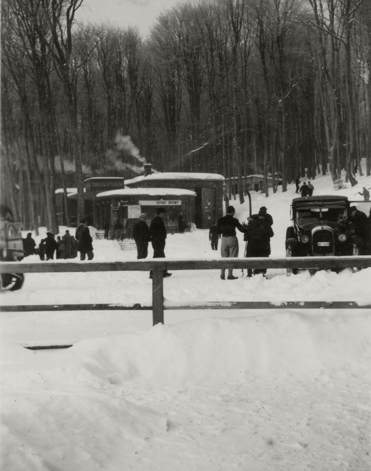Hungary, Kékestető, Sport-, Divat és Hírlap üzlet az Állami Gyógyintézet (később Mátrai Gyógyintézet) területén., 1932, Fortepan, woods, winter, snow, american brand, automobile, Chrysler-brand, Fortepan #77050