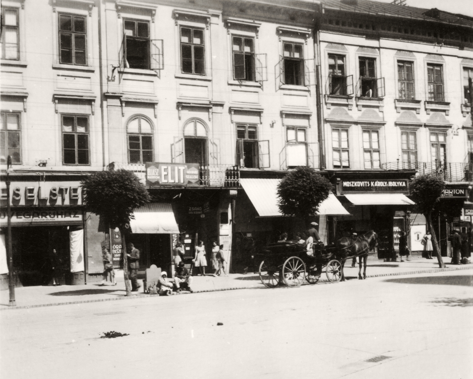 Románia,Erdély, Marosvásárhely, Rózsák tere (Piata Trandafirilor, ekkor Ferdinánd király tér, Piata Regele Ferdinand).4. és 3. számú ház., 1929, Fortepan, utcakép, Fortepan #77055