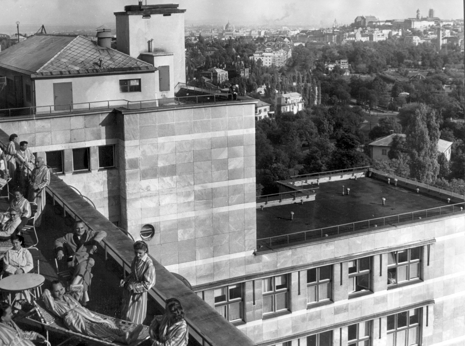 Hungary, Budapest XII., Kútvölgyi úti Központi Állami Kórház (később Észak-Közép-budai Centrum, Új Szent János Kórház és Szakrendelő Kútvölgyi Tömb). Látkép a tetőterasztól a Parlament felé., 1962, Juráncsik Norbert, medical institution, roof terrace, Budapest, Fortepan #77064