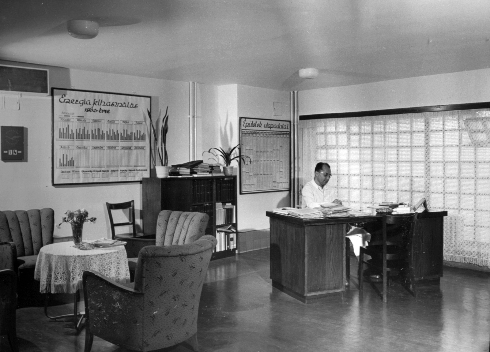 Hungary, Budapest XII., Kútvölgyi úti Központi Állami Kórház (később Észak-Közép-budai Centrum, Új Szent János Kórház és Szakrendelő Kútvölgyi Tömb), dolgozószoba., 1962, Juráncsik Norbert, desk, medical institution, flower, chair, tablecloth, vase, Budapest, Fortepan #77074