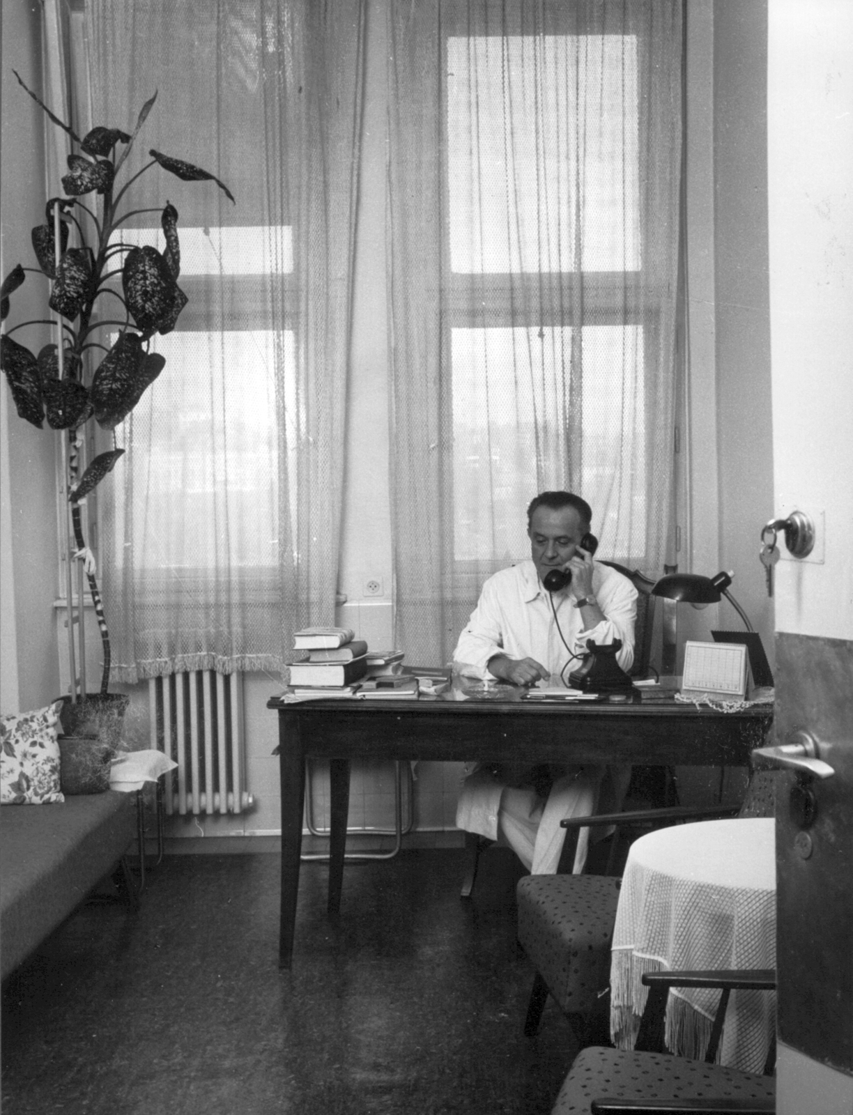 Hungary, Budapest XII., Kútvölgyi úti Központi Állami Kórház (később Észak-Közép-budai Centrum, Új Szent János Kórház és Szakrendelő Kútvölgyi Tömb), dolgozószoba., 1962, Juráncsik Norbert, medical institution, Budapest, Fortepan #77076