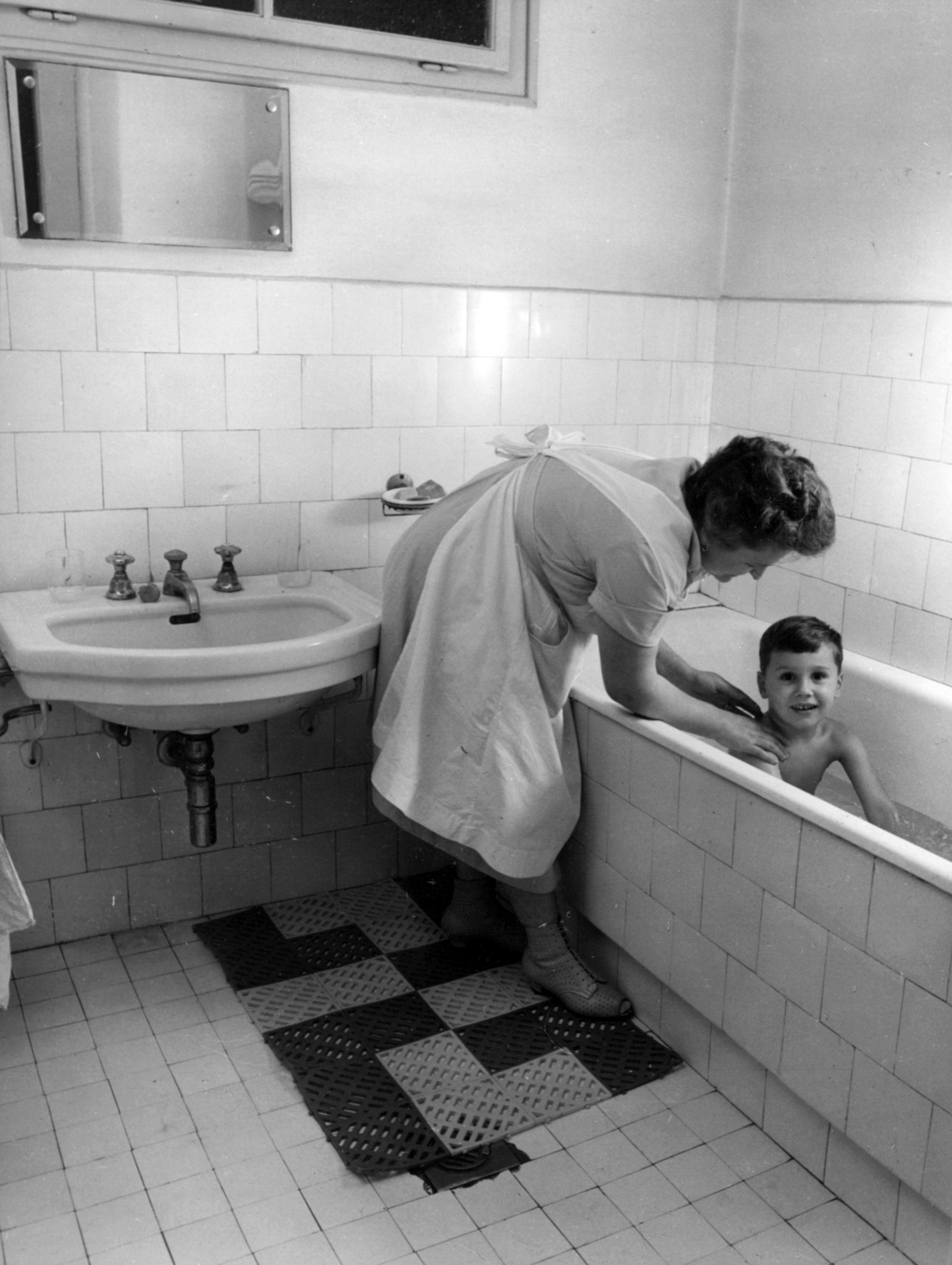 1962, Juráncsik Norbert, mirror, bathtub, bathroom, bath, washbasin, toddler bathing, Fortepan #77078