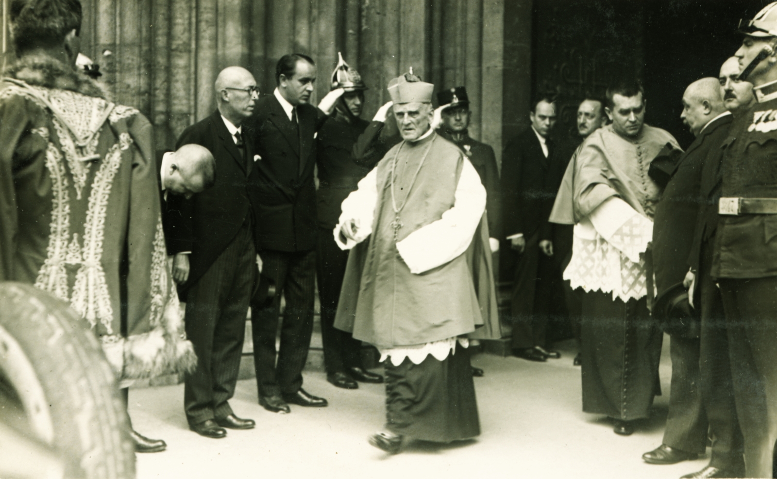 Magyarország, budai Vár, Budapest I., Szentháromság tér, a Mátyás-templom bejárata. Vass József népjóléti és munkaügyi miniszter gyászmiséje után távozik Szmrecsányi Lajos egri érsek., 1930, Rosta László, Budapest, meghajlás, tiszteletadás, tisztelgés, ornátus, birétum, egyházi méltóság, Fortepan #77095