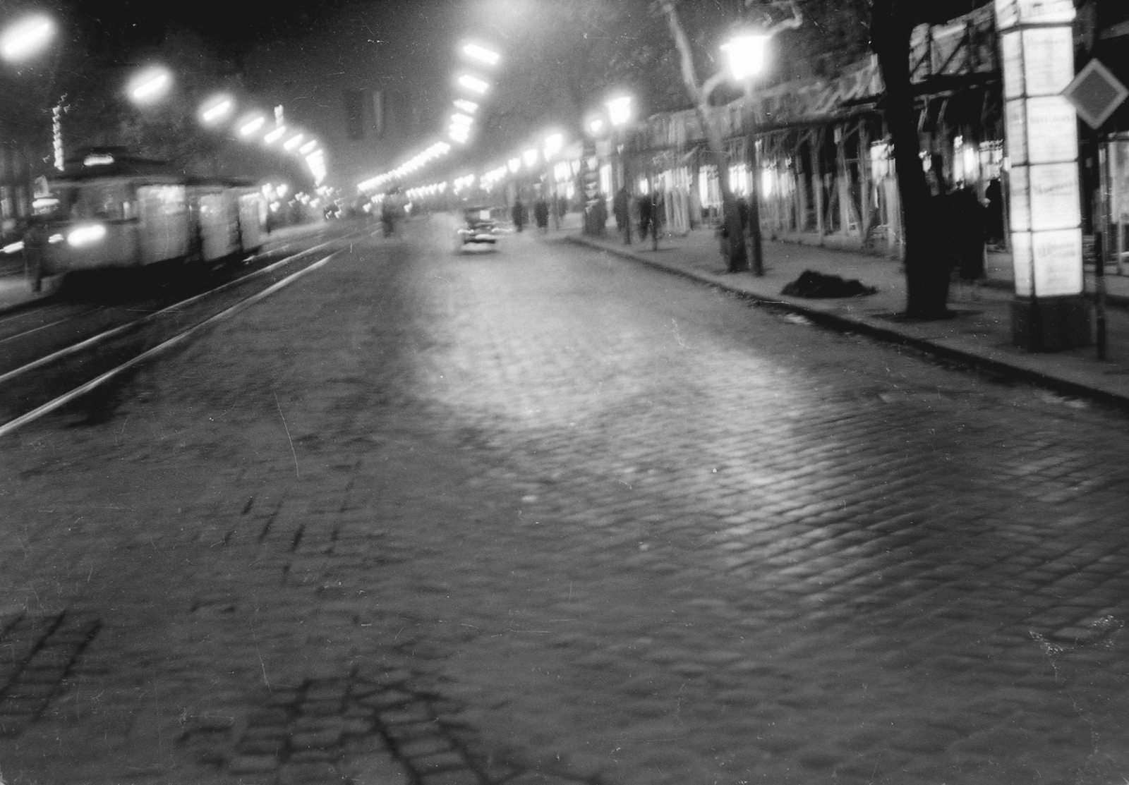 Hungary, Budapest VI., Teréz (Lenin) körút a Nyugati pályaudvartól a Podmaniczky (Rudas László) utca felé nézve., 1962, Fortepan, street view, tram, night, ad pillar, Budapest, Fortepan #771