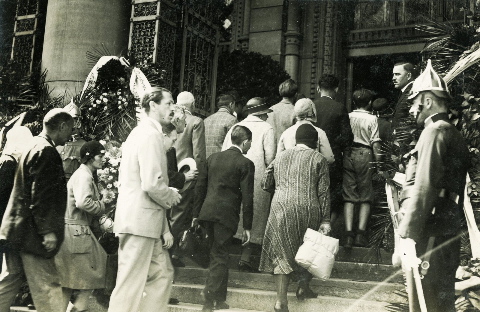 Hungary, Budapest V., Kossuth Lajos tér, a felvétel a Parlament főbejárata előtt készült. Vass József népjóléti és munkaügyi miniszter búcsúztatására érkezők., 1930, Rosta László, Budapest, back, Fortepan #77100